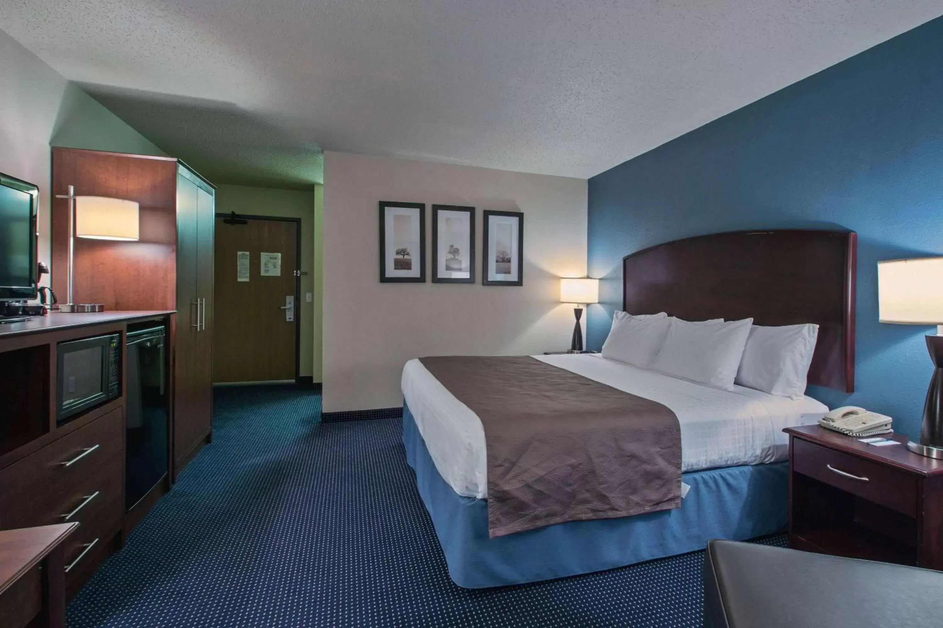 Photo of the whole room, Bed in AmericInn by Wyndham Fort Dodge