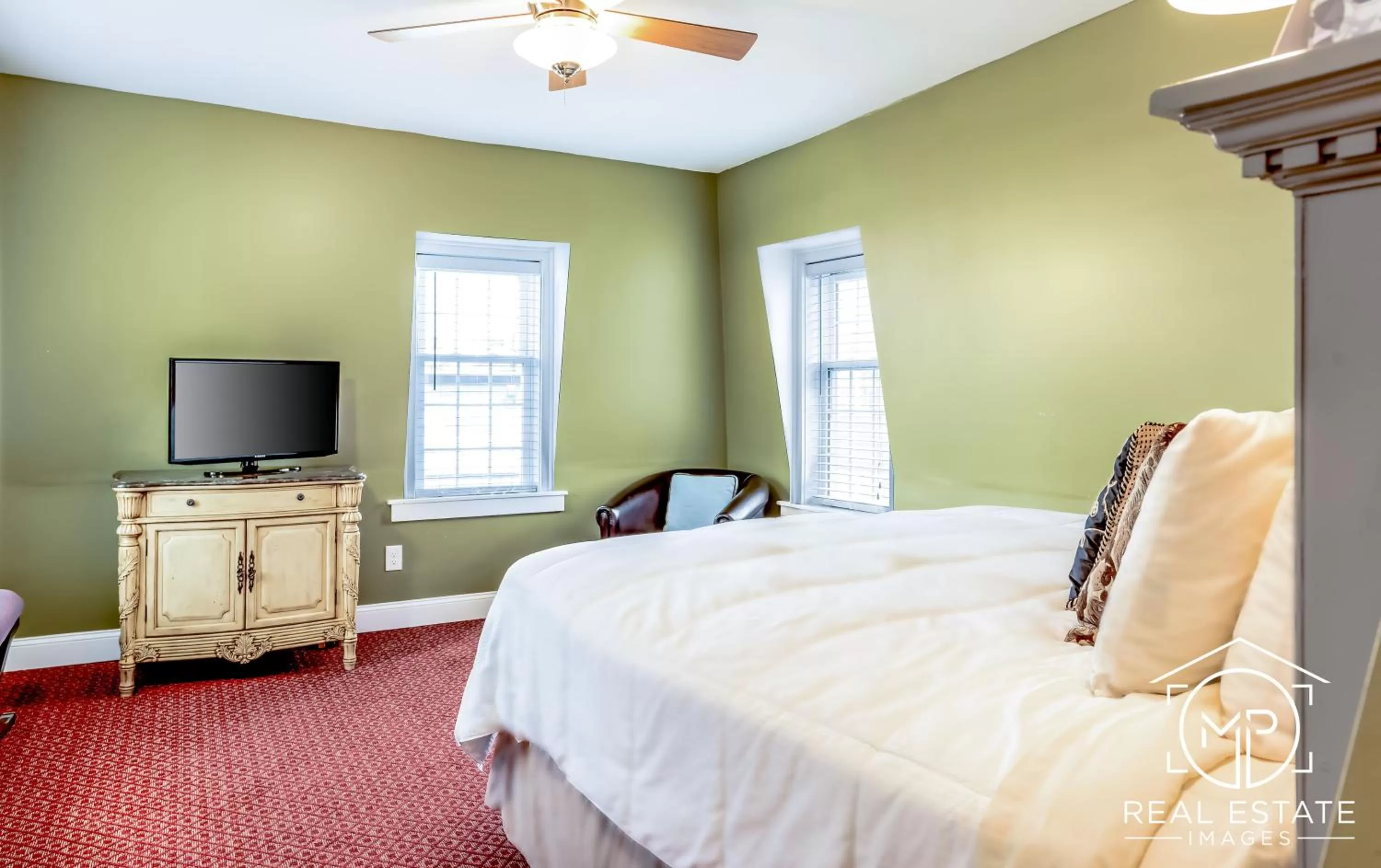 Bedroom, Bed in Bouchard Restaurant & Inn