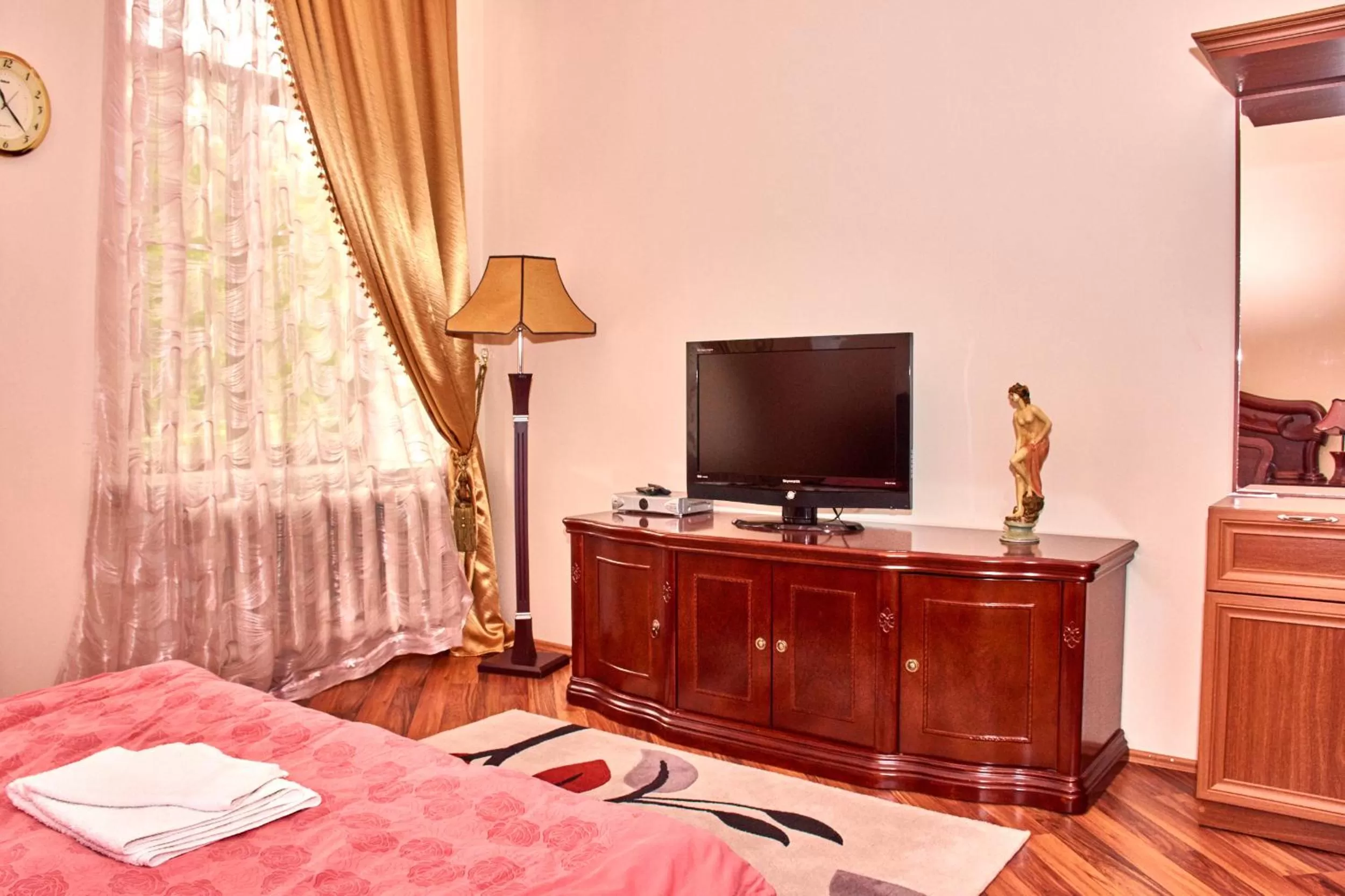 City view, TV/Entertainment Center in Hotel Art-Seg