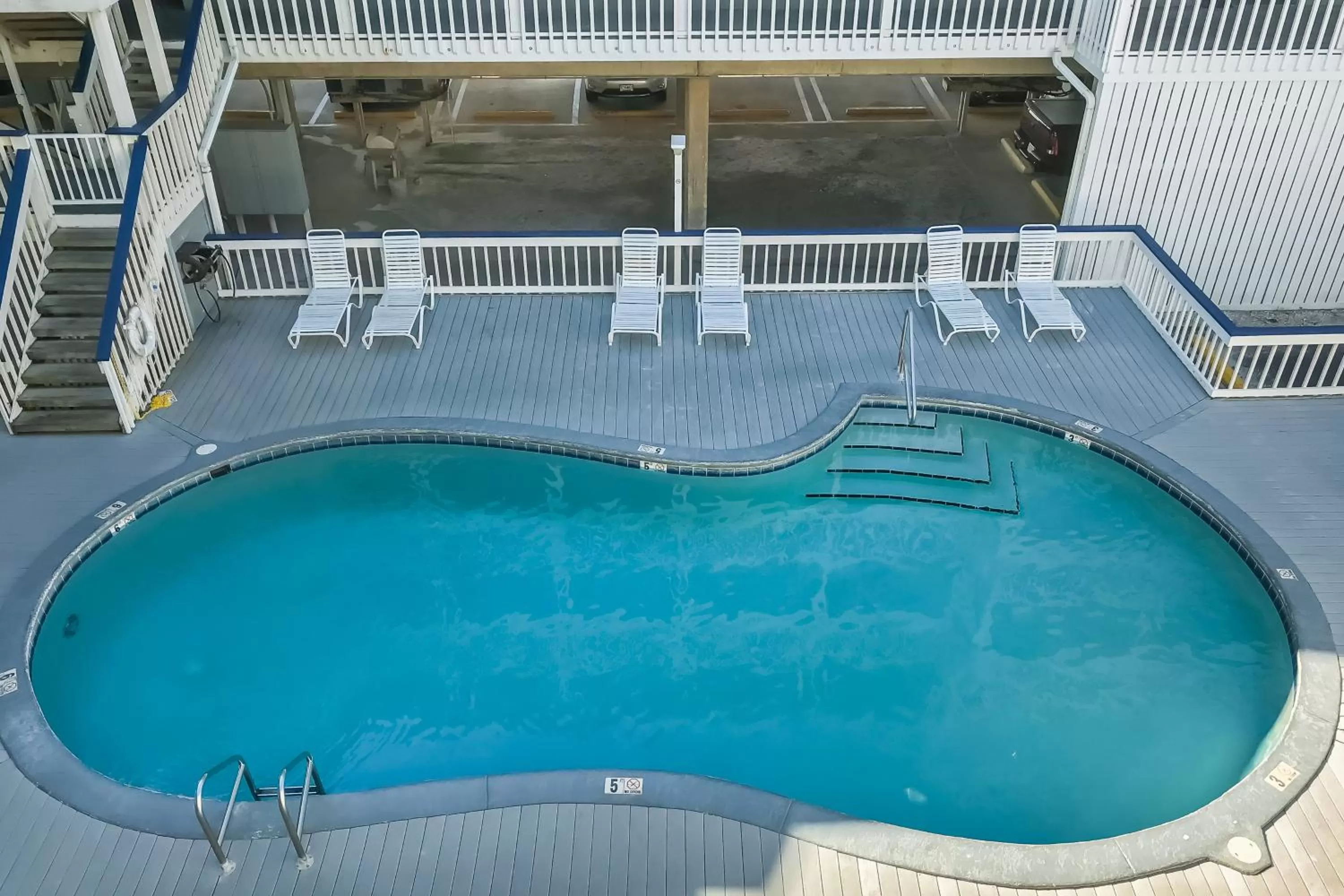 Pool View in Regatta #204C