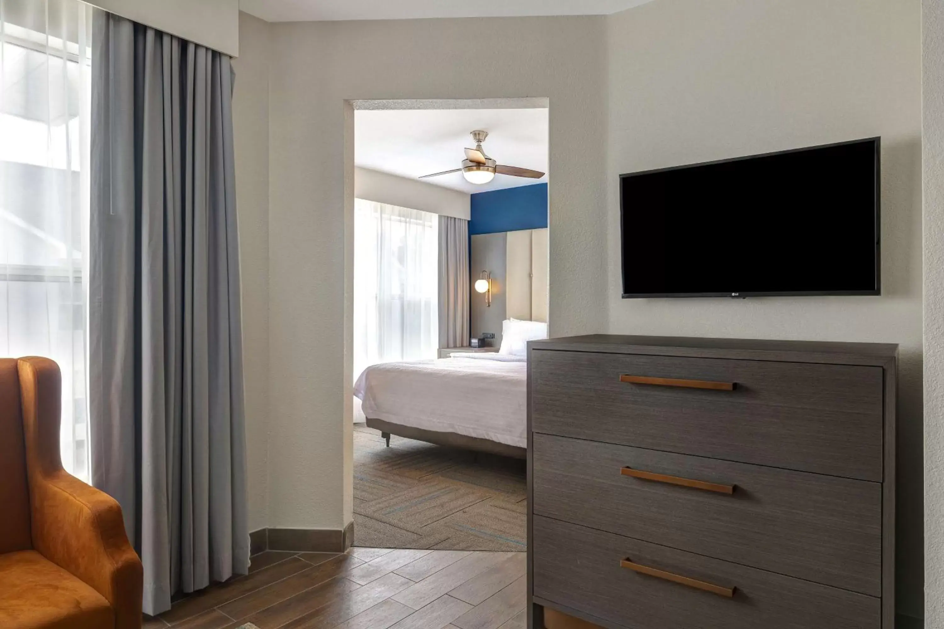 Bedroom, TV/Entertainment Center in Homewood Suites by Hilton Jackson-Ridgeland