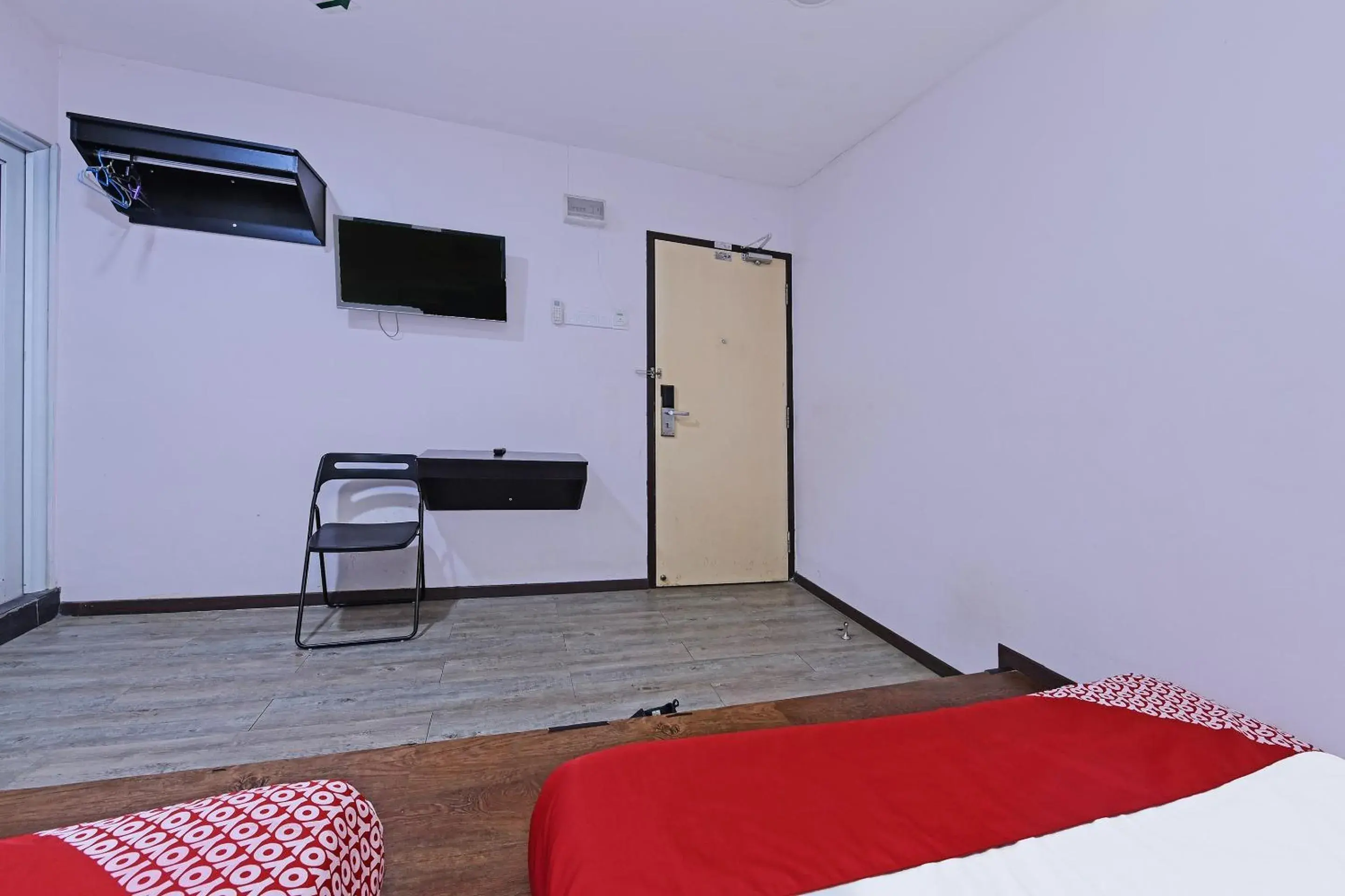 Bedroom, TV/Entertainment Center in OYO 992 Orange Hotel Kuala Pilah