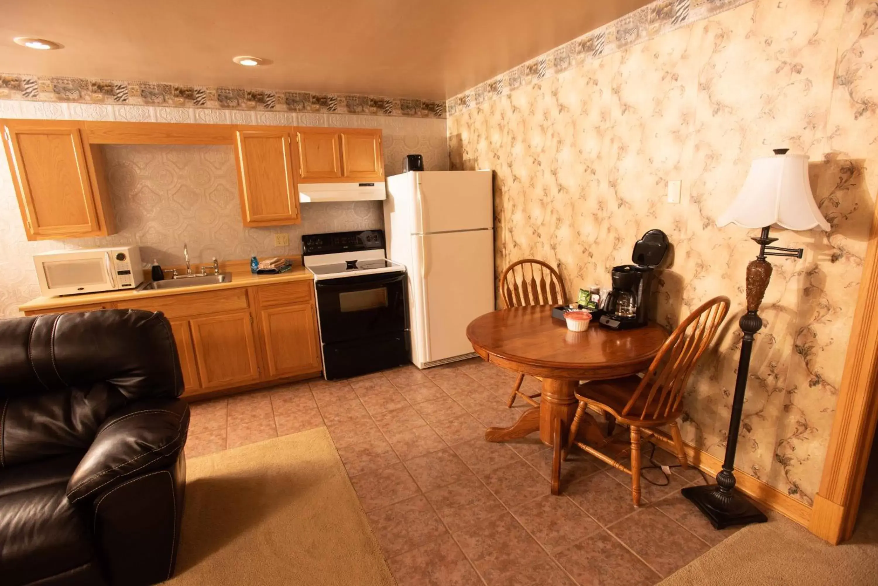 Kitchen or kitchenette, Kitchen/Kitchenette in Blue Spruce Motel