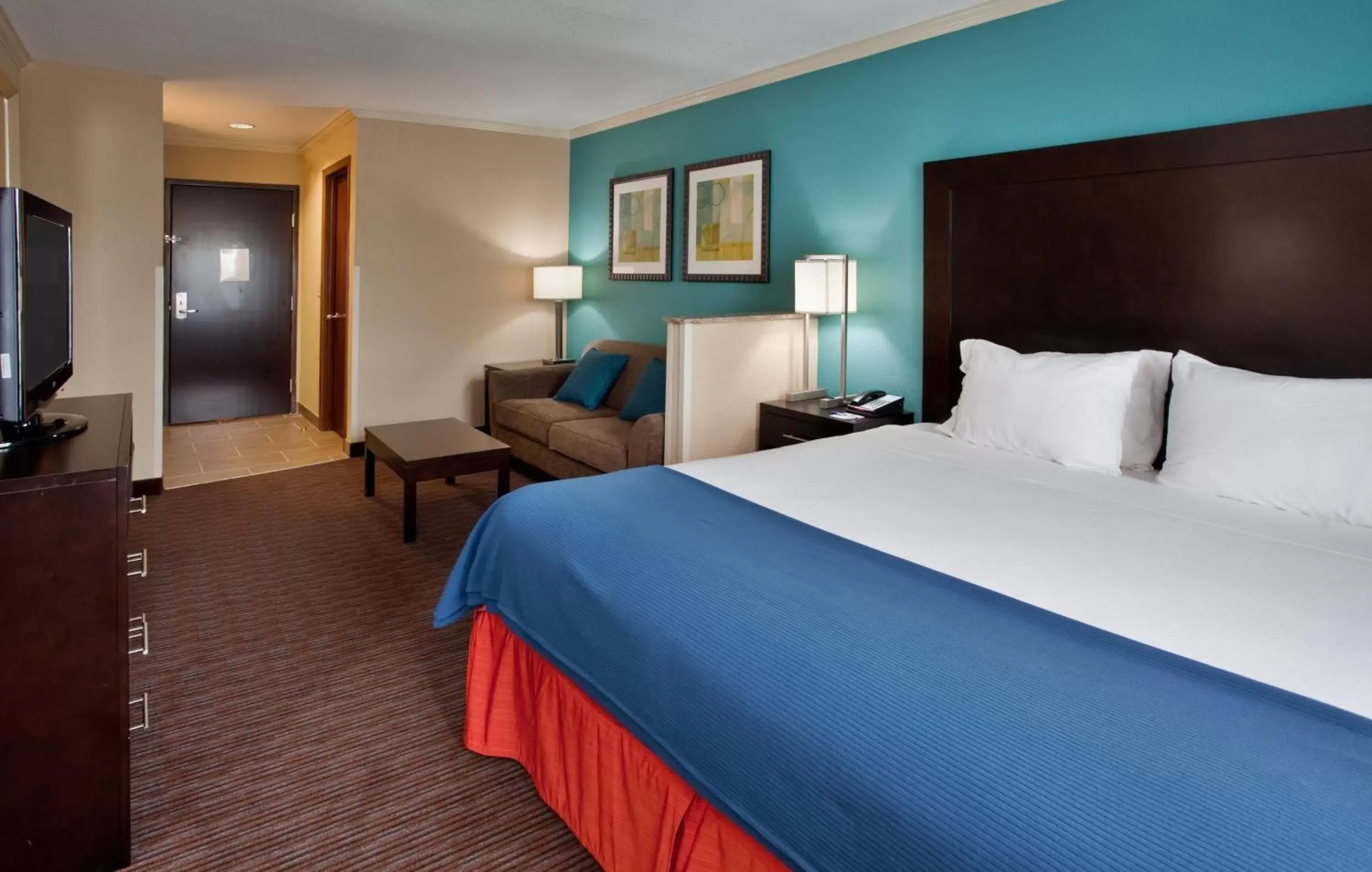 Photo of the whole room, Bed in Holiday Inn Express Hotel & Suites North Kansas City, an IHG Hotel