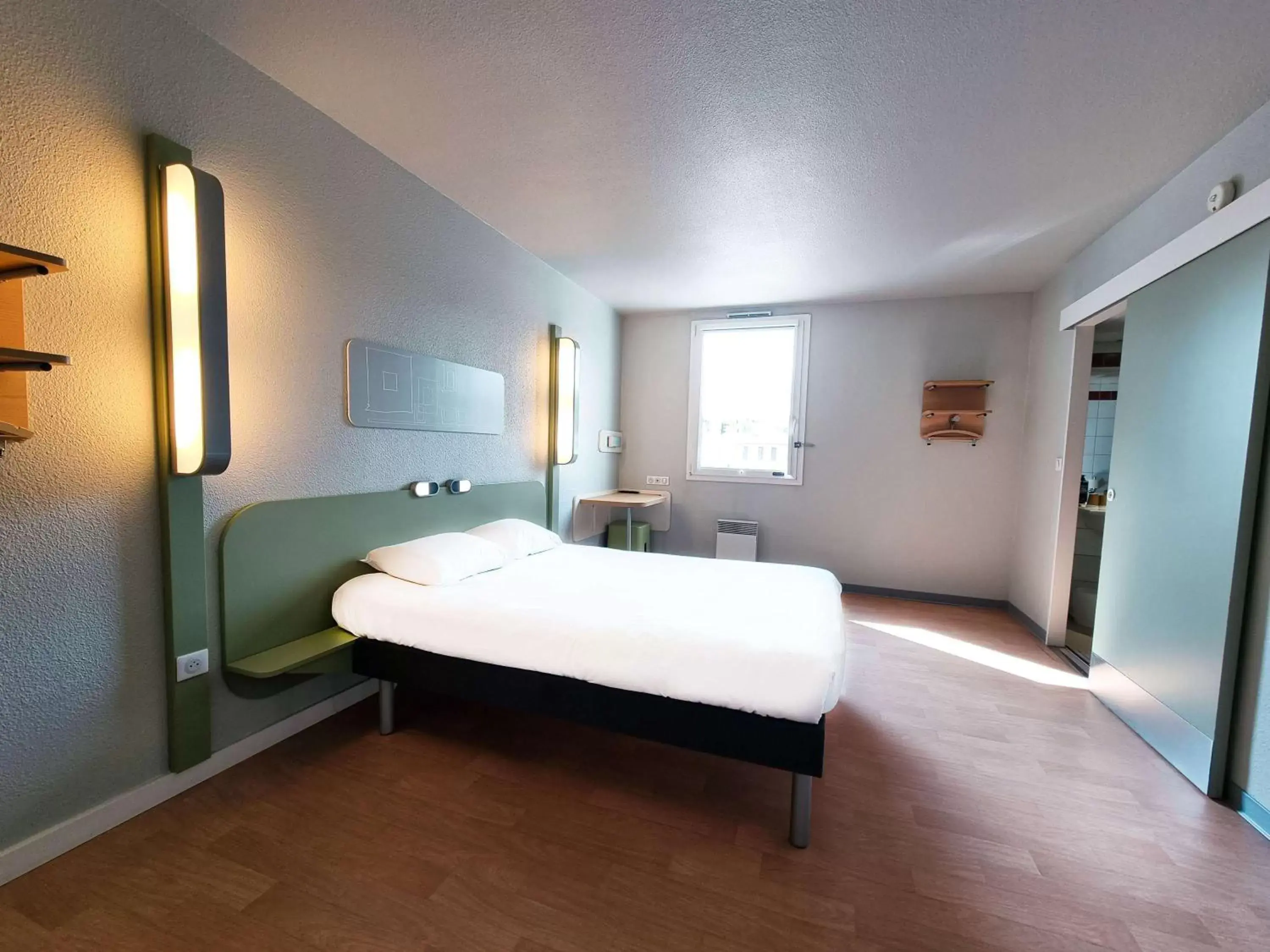 Bedroom, Bed in ibis budget Caen Porte de Bretagne