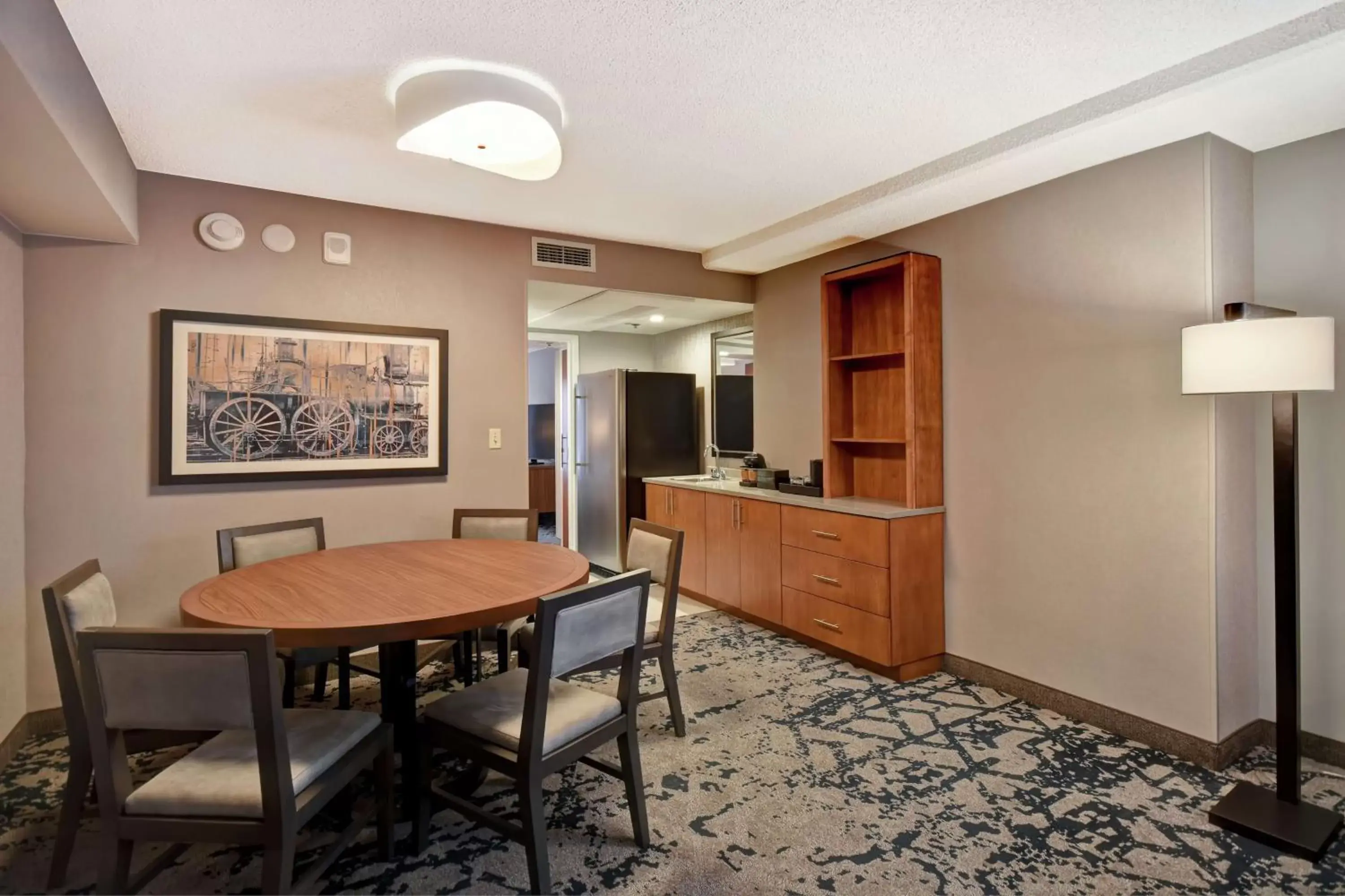 Kitchen or kitchenette, Dining Area in Embassy Suites by Hilton Omaha Downtown Old Market