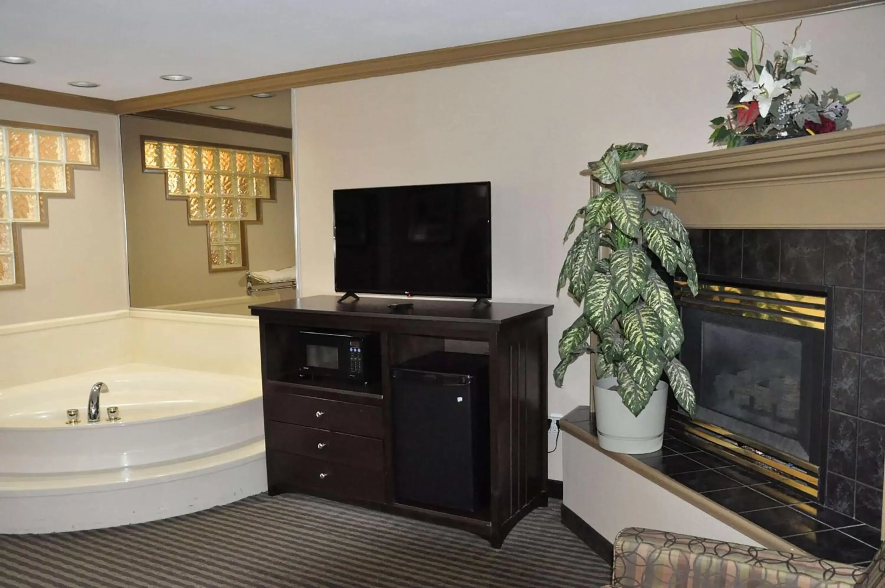 Photo of the whole room, TV/Entertainment Center in Ramada by Wyndham Abbotsford