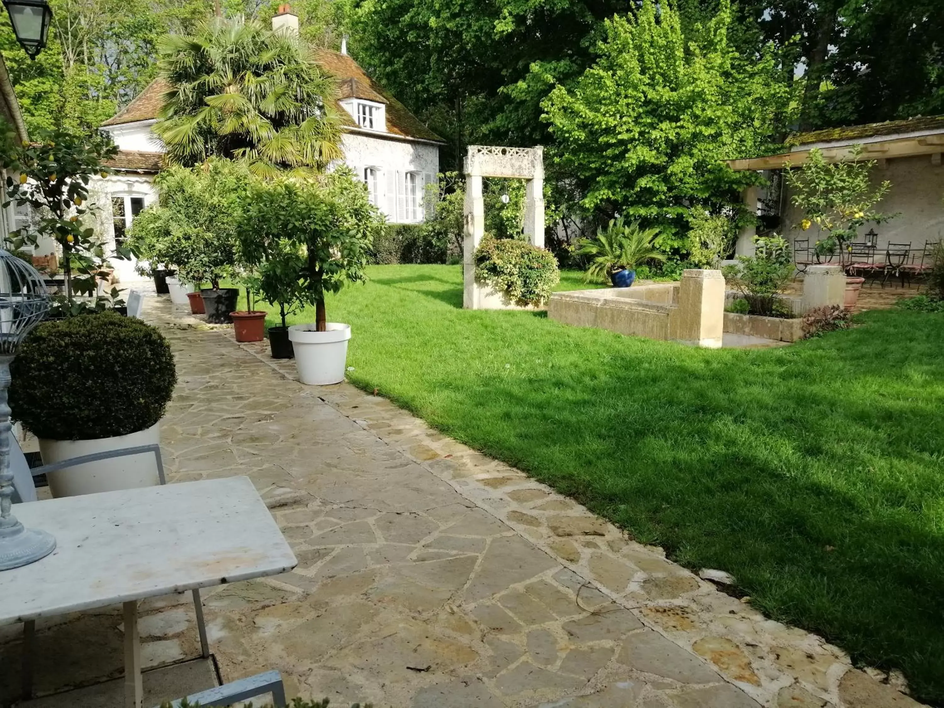 Patio, Garden in Chambres et Tables d'hôtes du Puits d'Athie