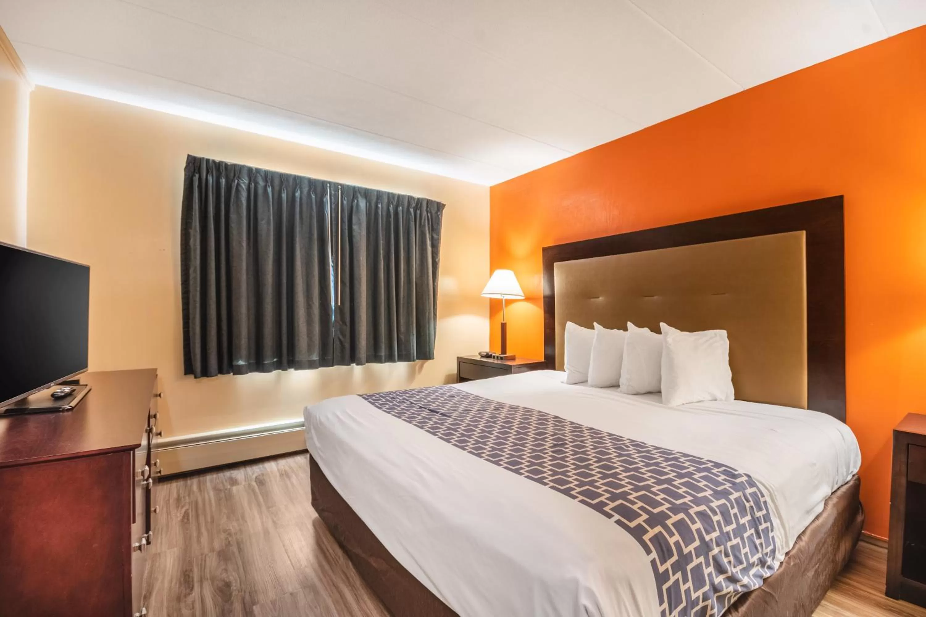 Bedroom, Bed in Econo Lodge Inn & Suites Windsor Locks Bradley Airport