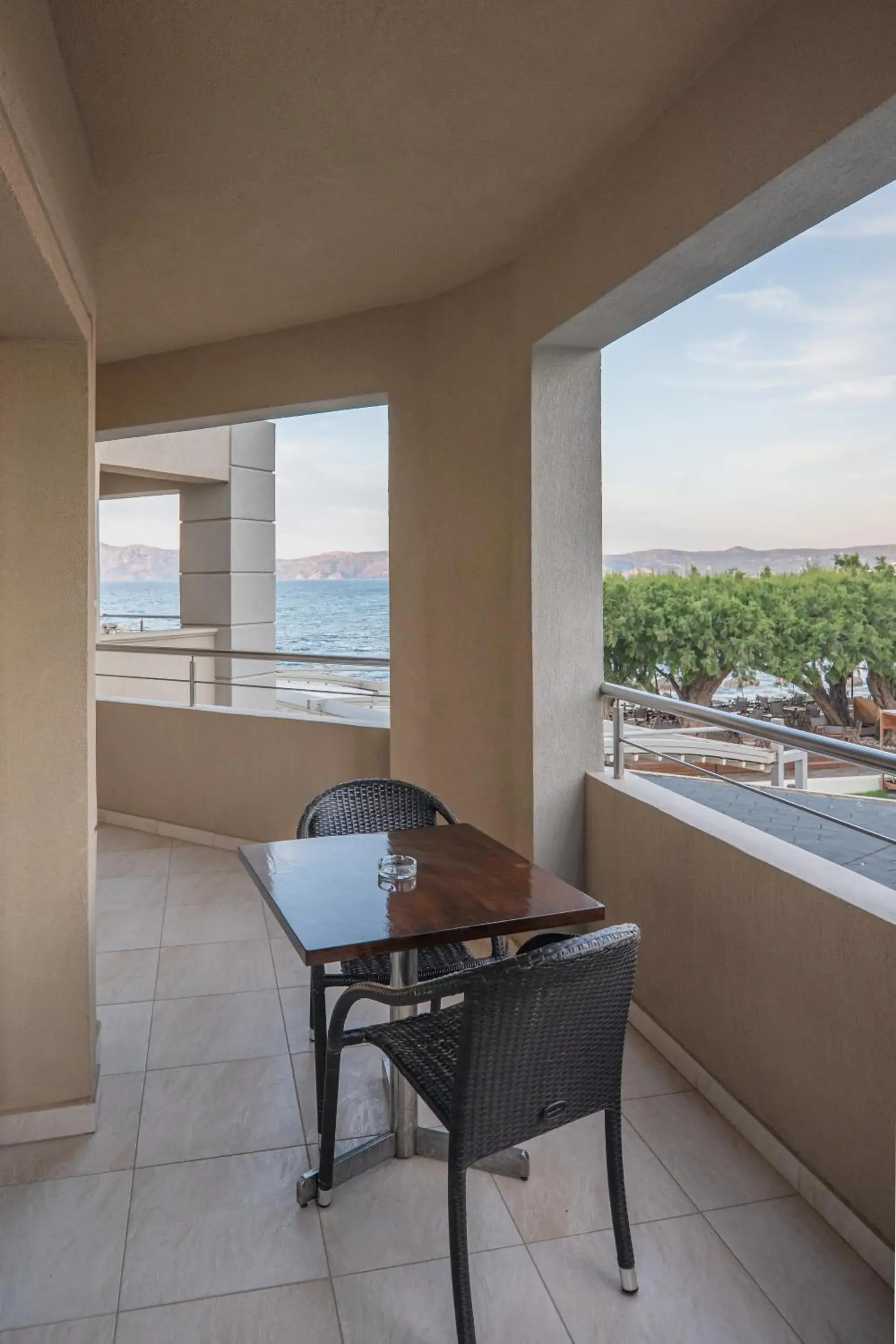 Living room, Balcony/Terrace in Molos Bay