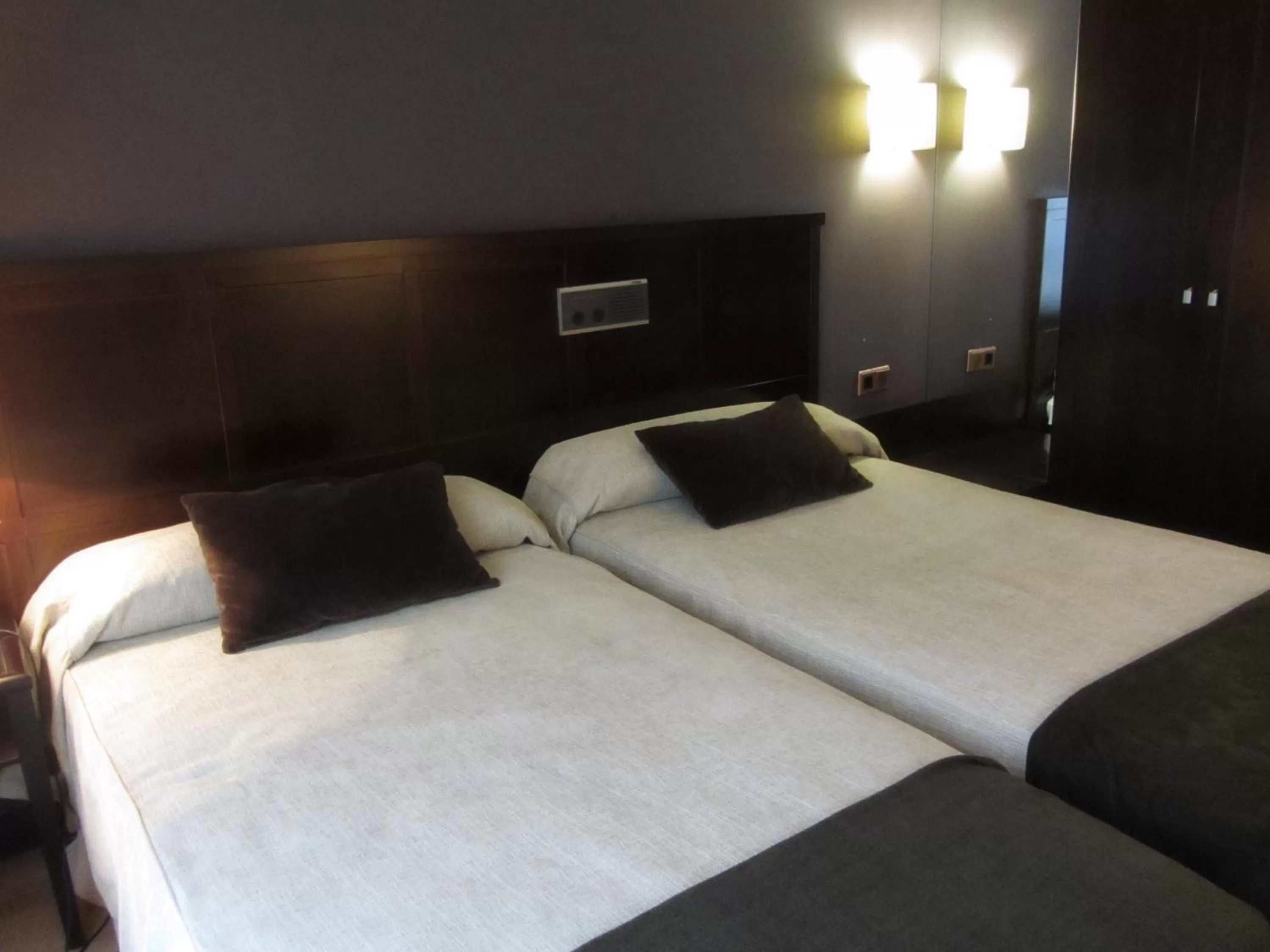 Photo of the whole room, Bed in Hotel Villa de Utrillas