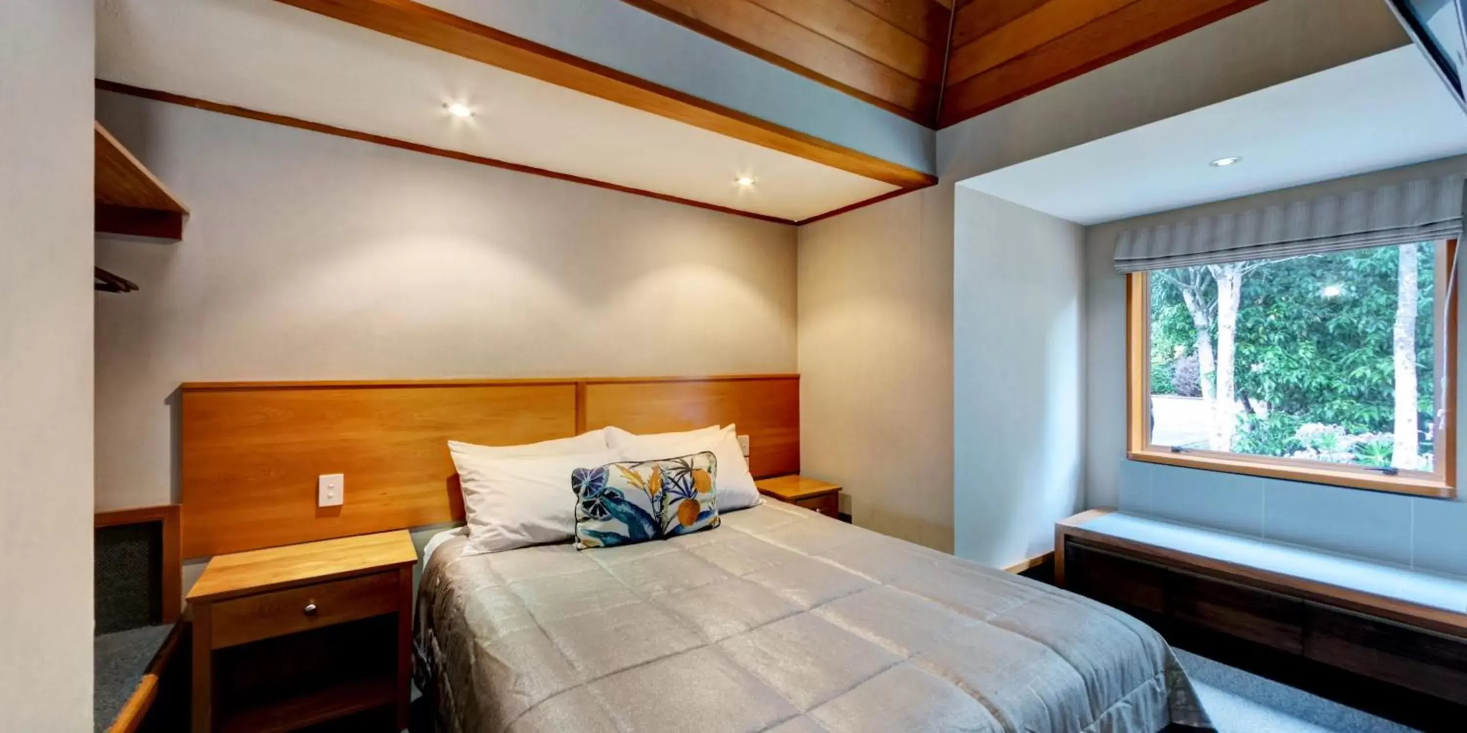 Bed in Distinction Te Anau Hotel & Villas