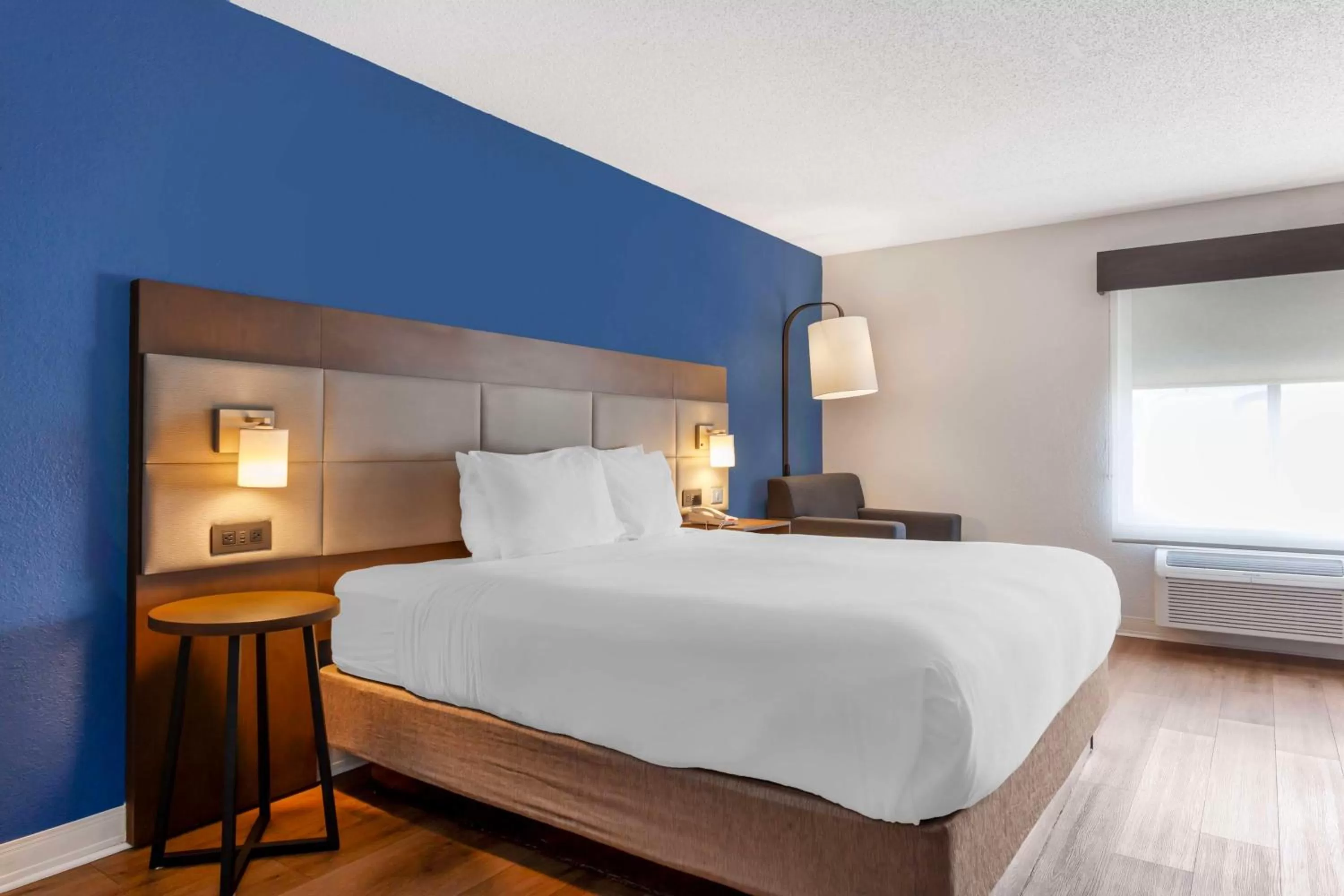 Bedroom, Bed in Best Western Sycamore Inn