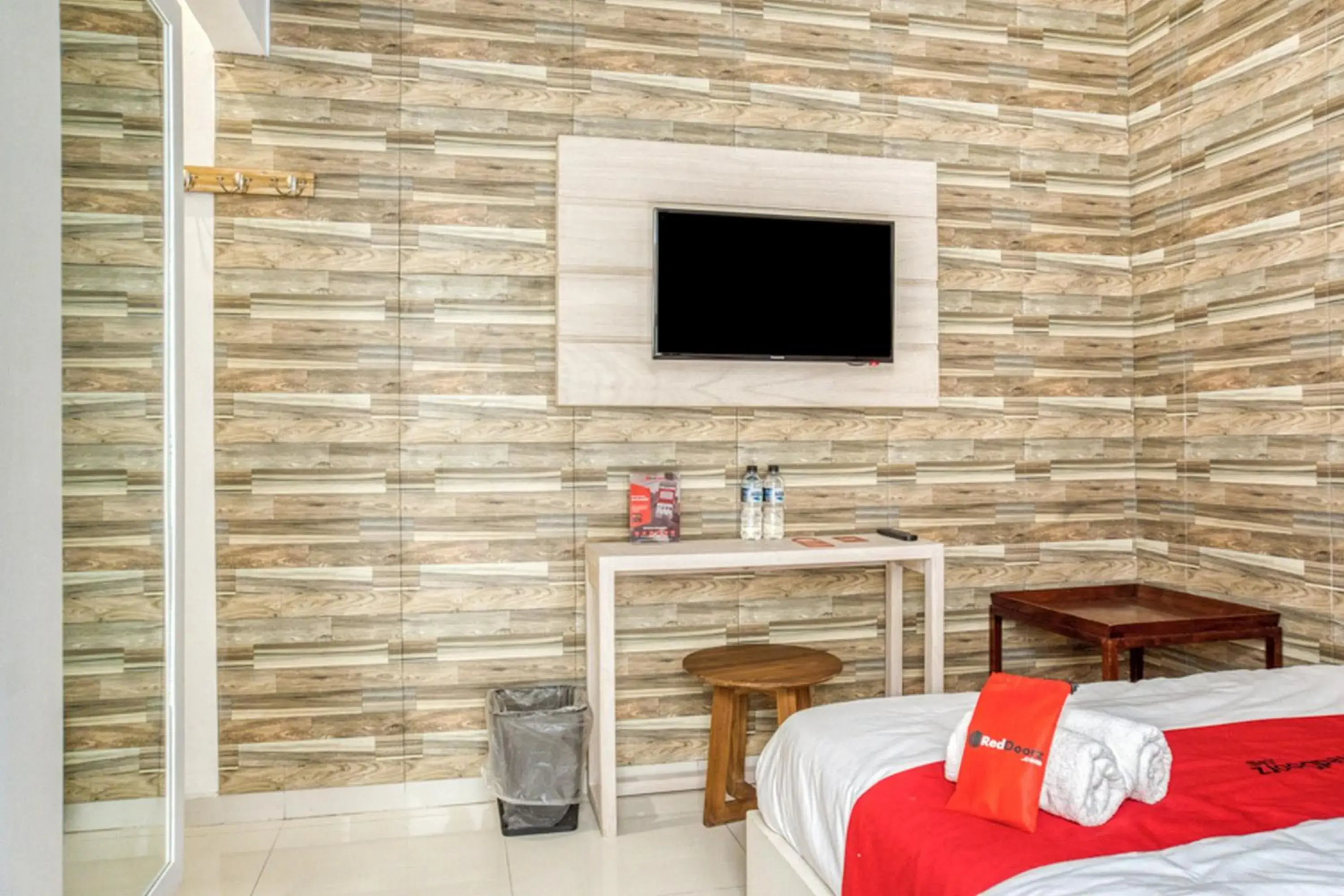 Bedroom, TV/Entertainment Center in RedDoorz Syariah near Taman Pelangi Jogja 2