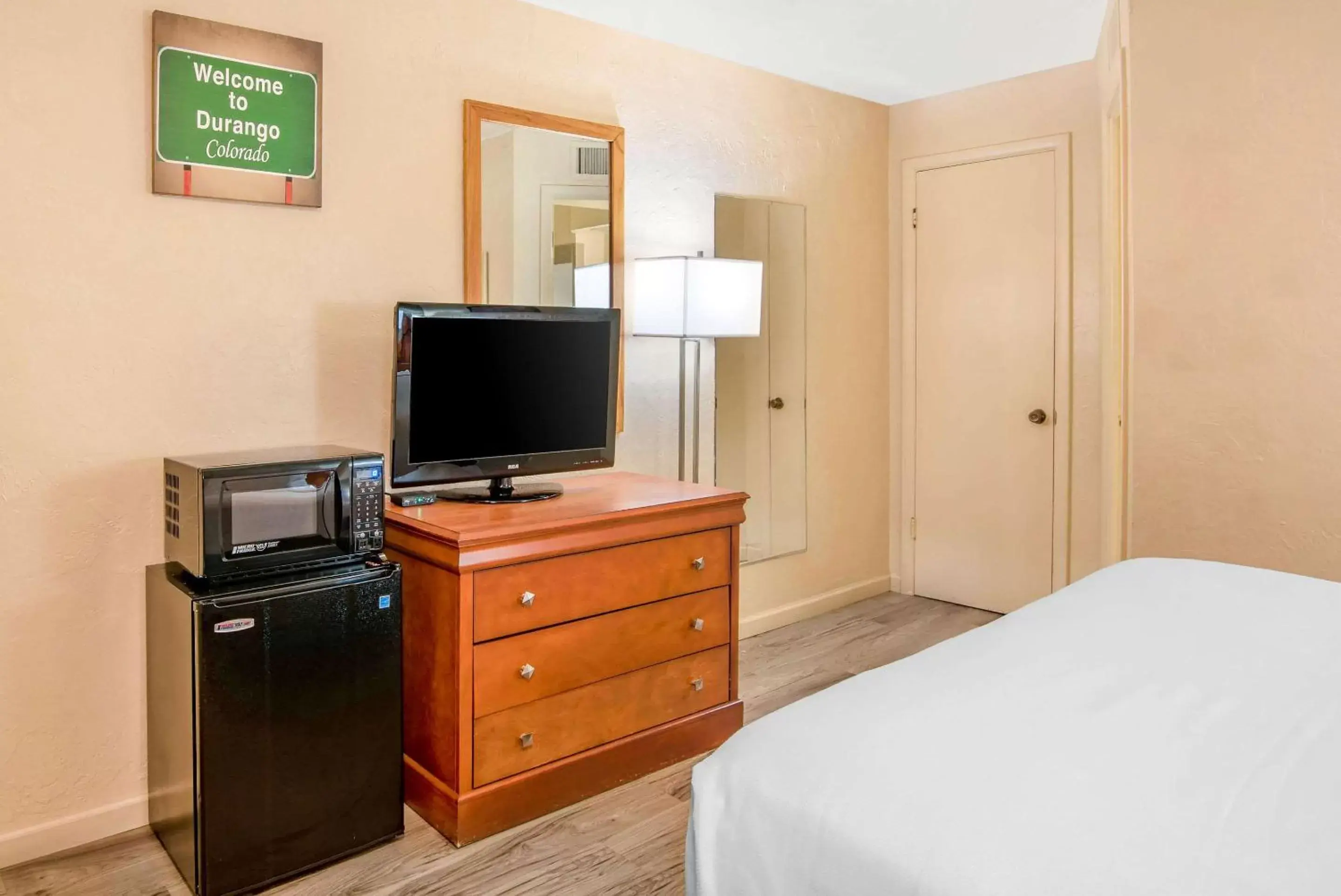 Photo of the whole room, TV/Entertainment Center in Econo Lodge Inn & Suites Durango