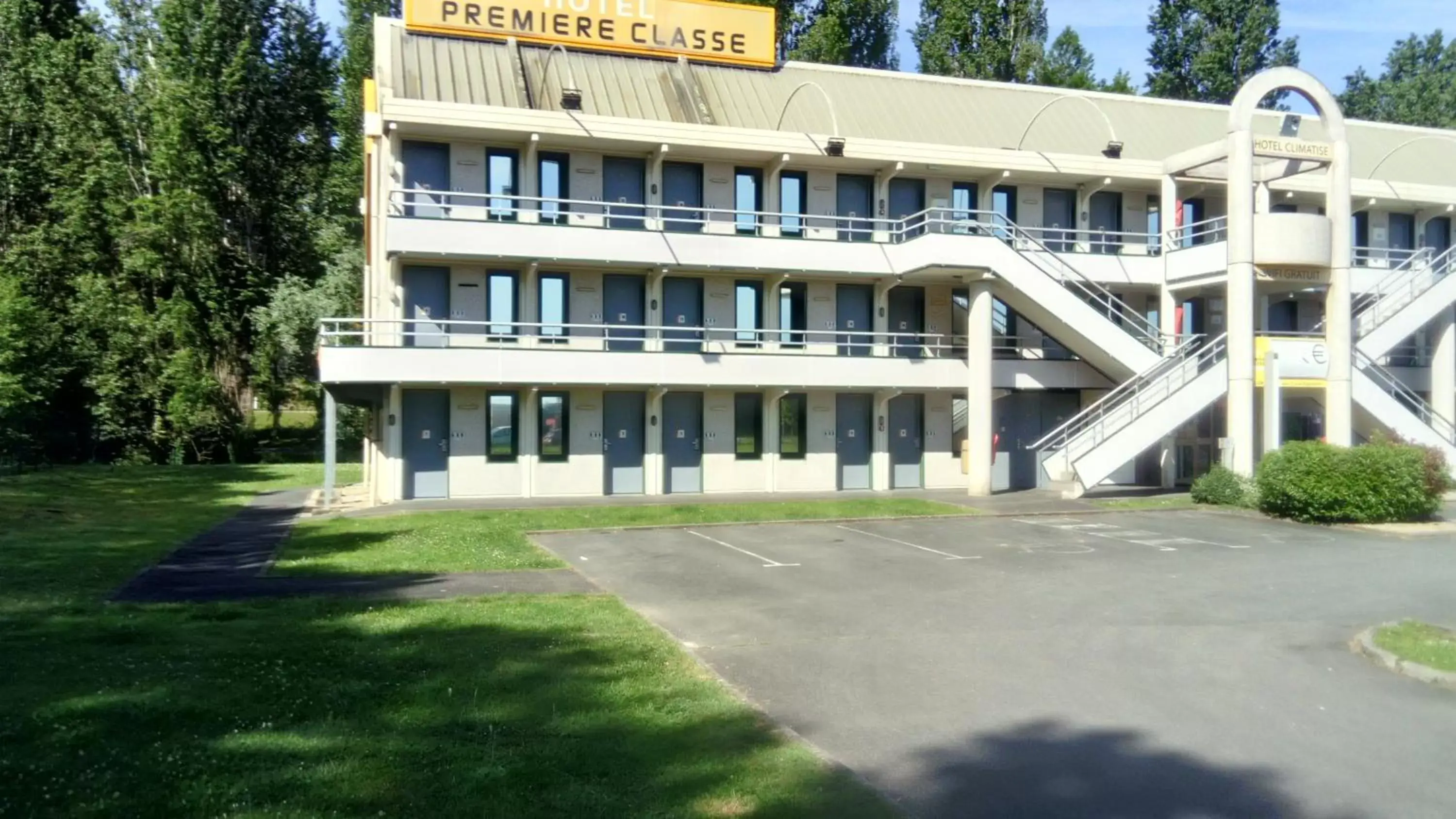 Facade/entrance, Property Building in Premiere Classe Périgueux - Boulazac