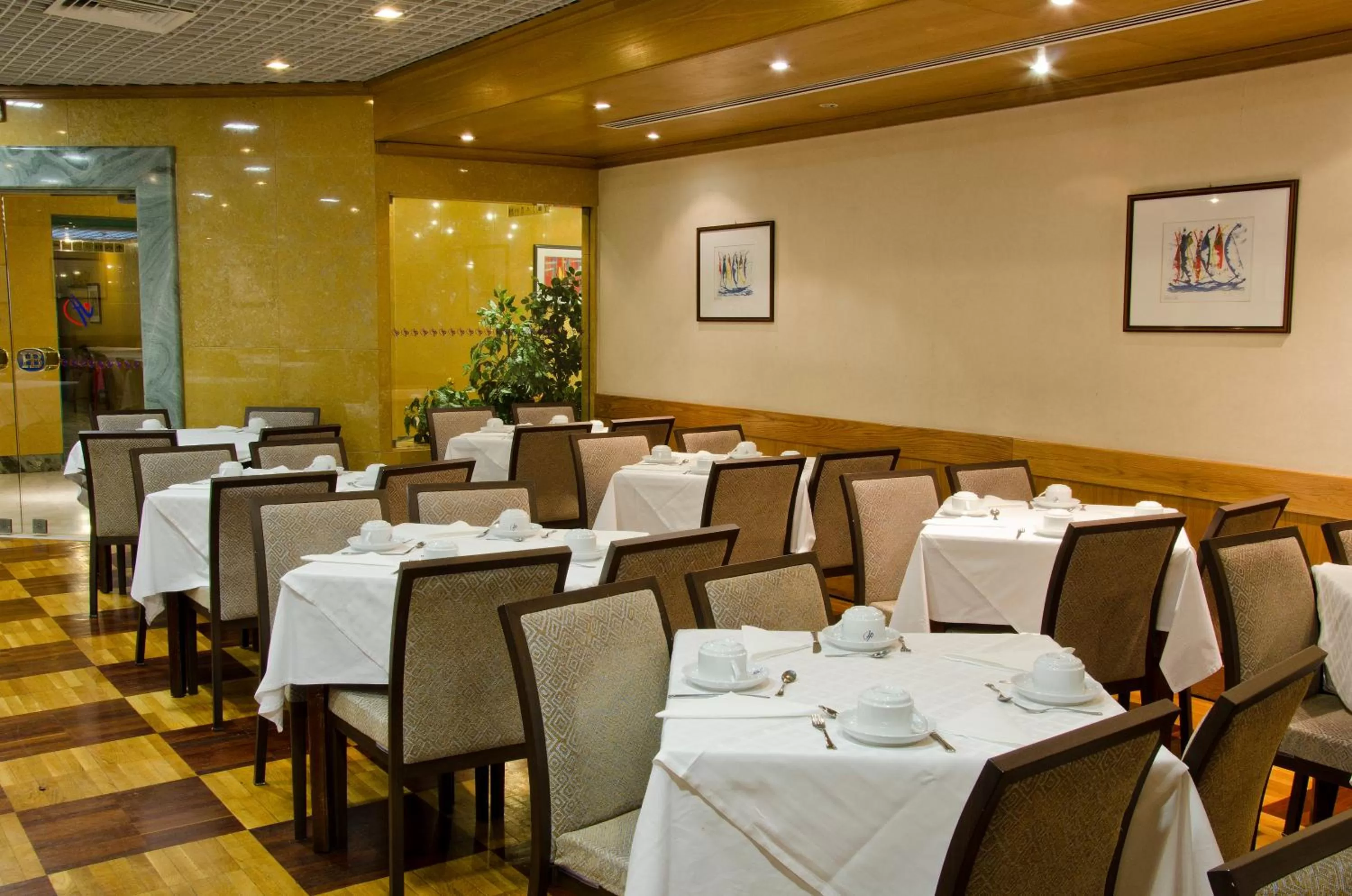 Restaurant/places to eat in VIP Inn Berna Hotel