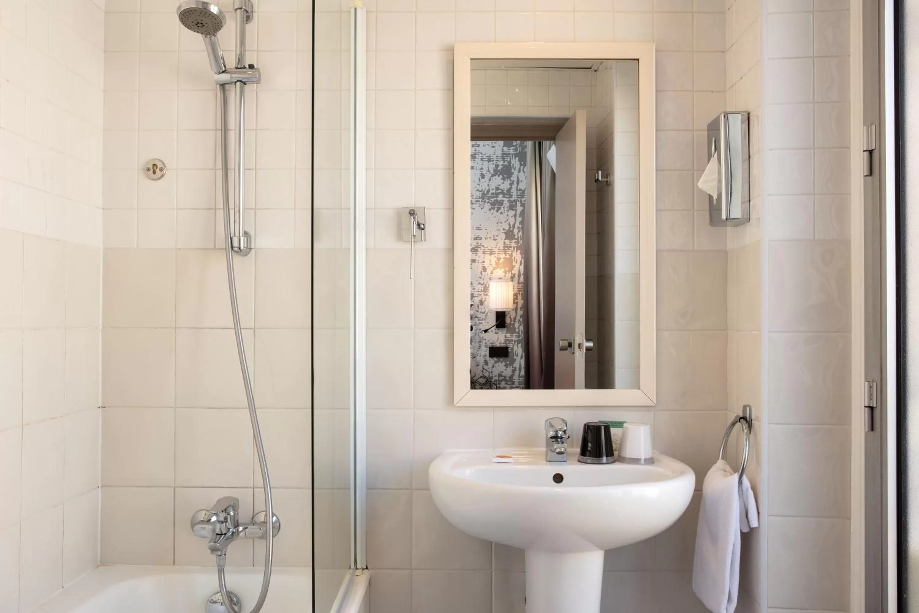 Bathroom in Hotel des Nations Saint Germain