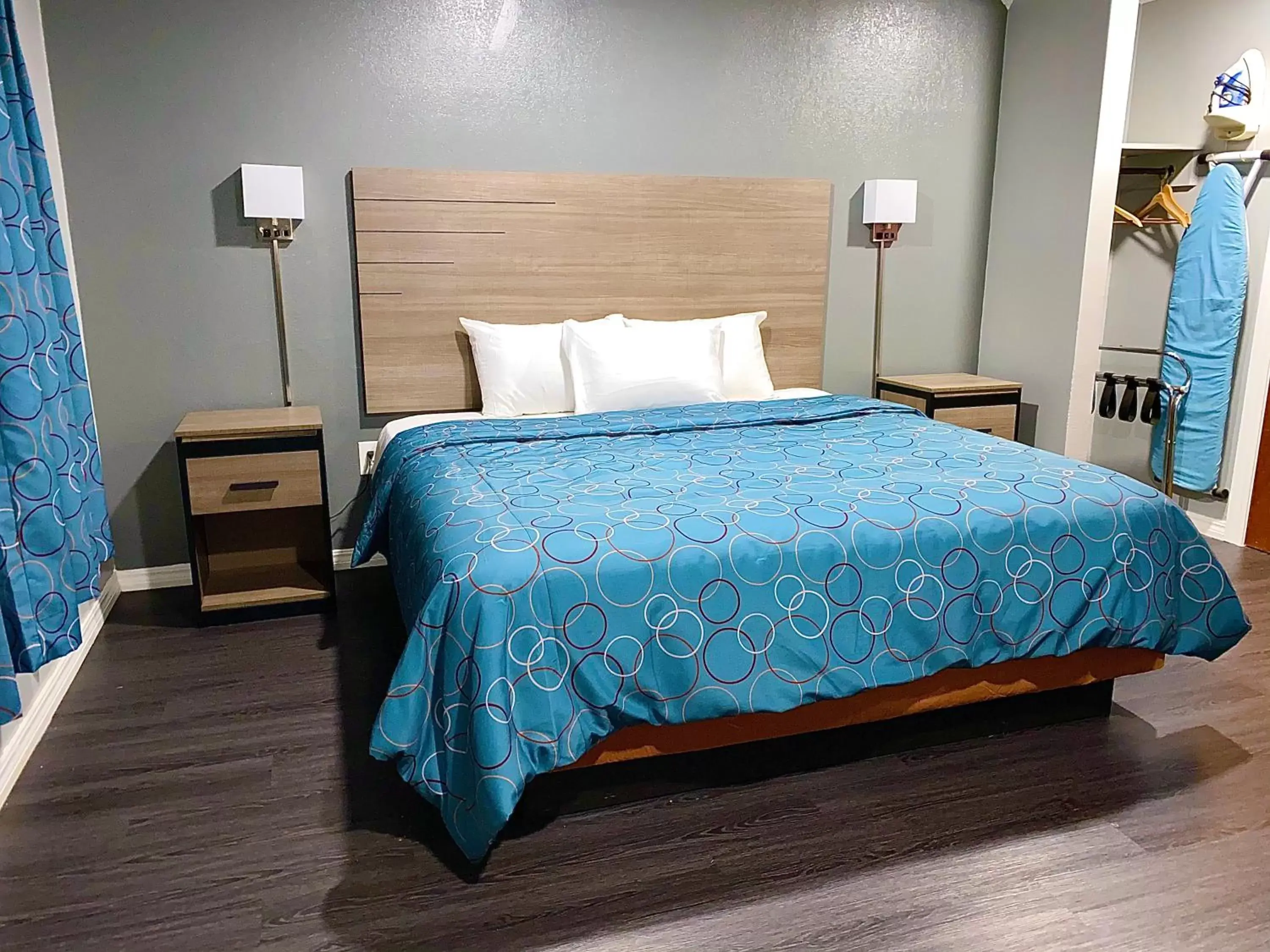 Deluxe King Room in Budget Host Inn Deluxe King Room in Budget Host Inn