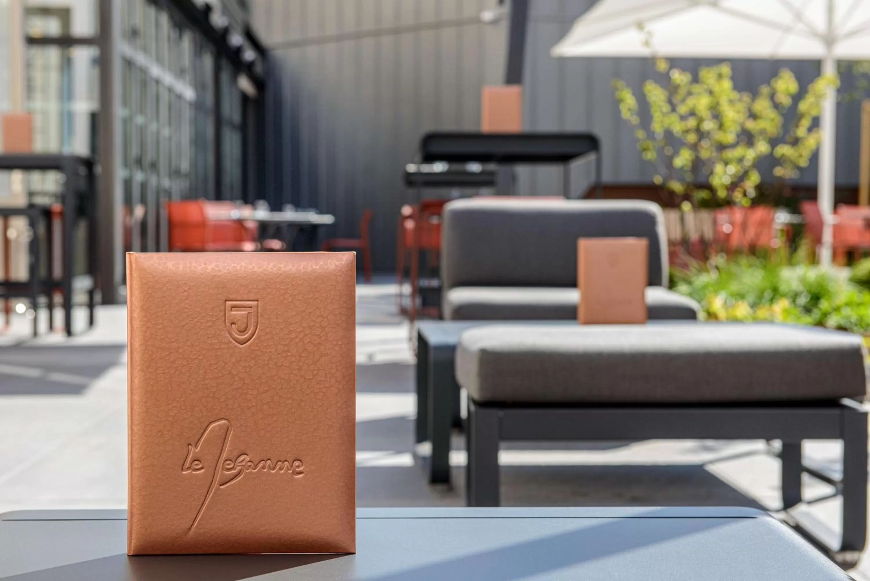 Lounge or bar in Radisson Blu Hotel, Rouen Centre