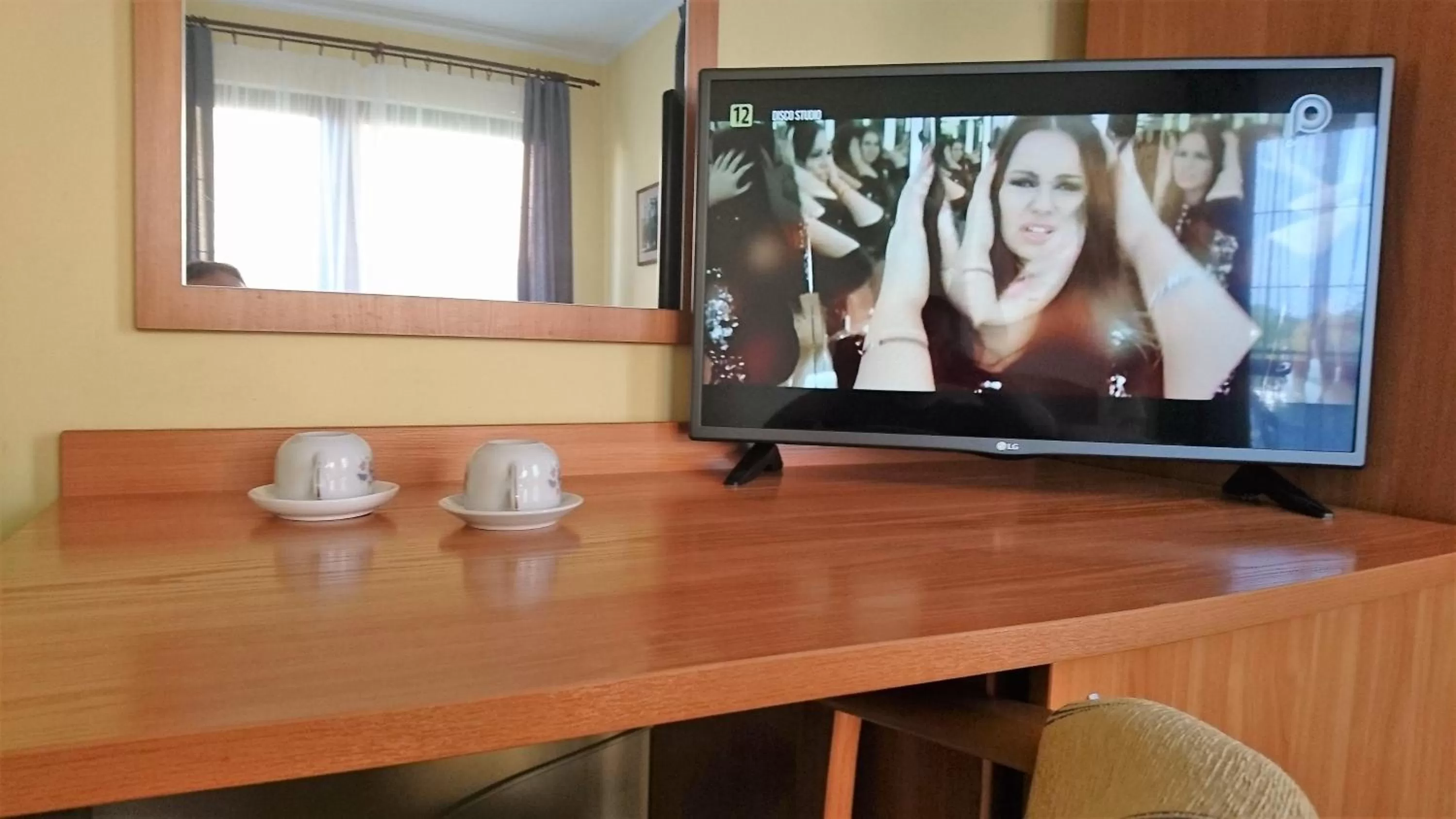 Photo of the whole room in Willa Drako