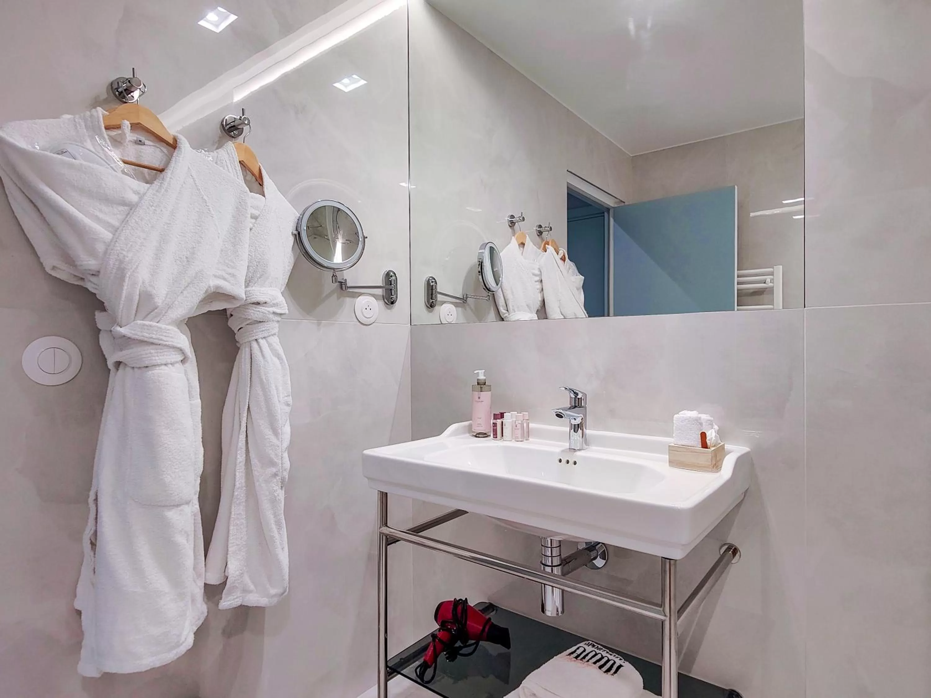 Bathroom in Hotel Aparthotel AMMI Nice Lafayette