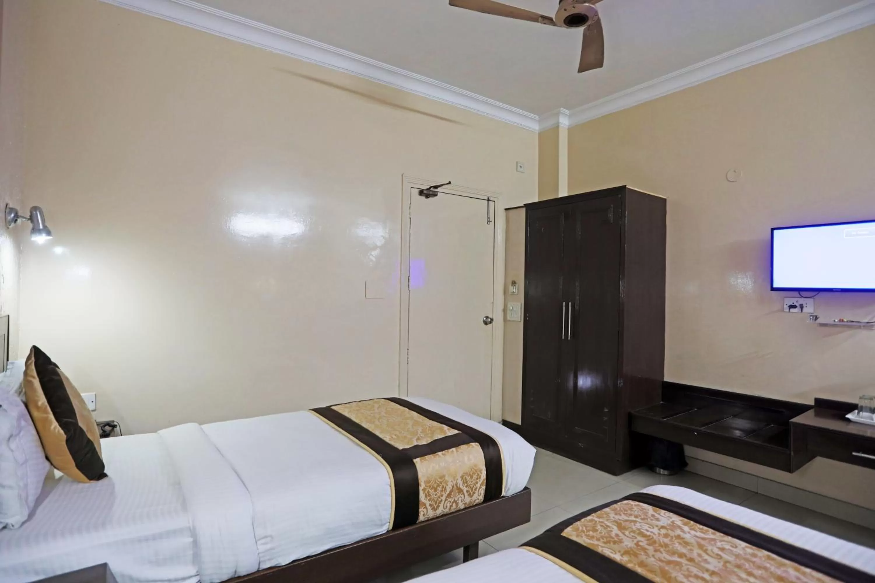 Bed in Hotel The Tourist - 1 min from New Delhi Railway Station