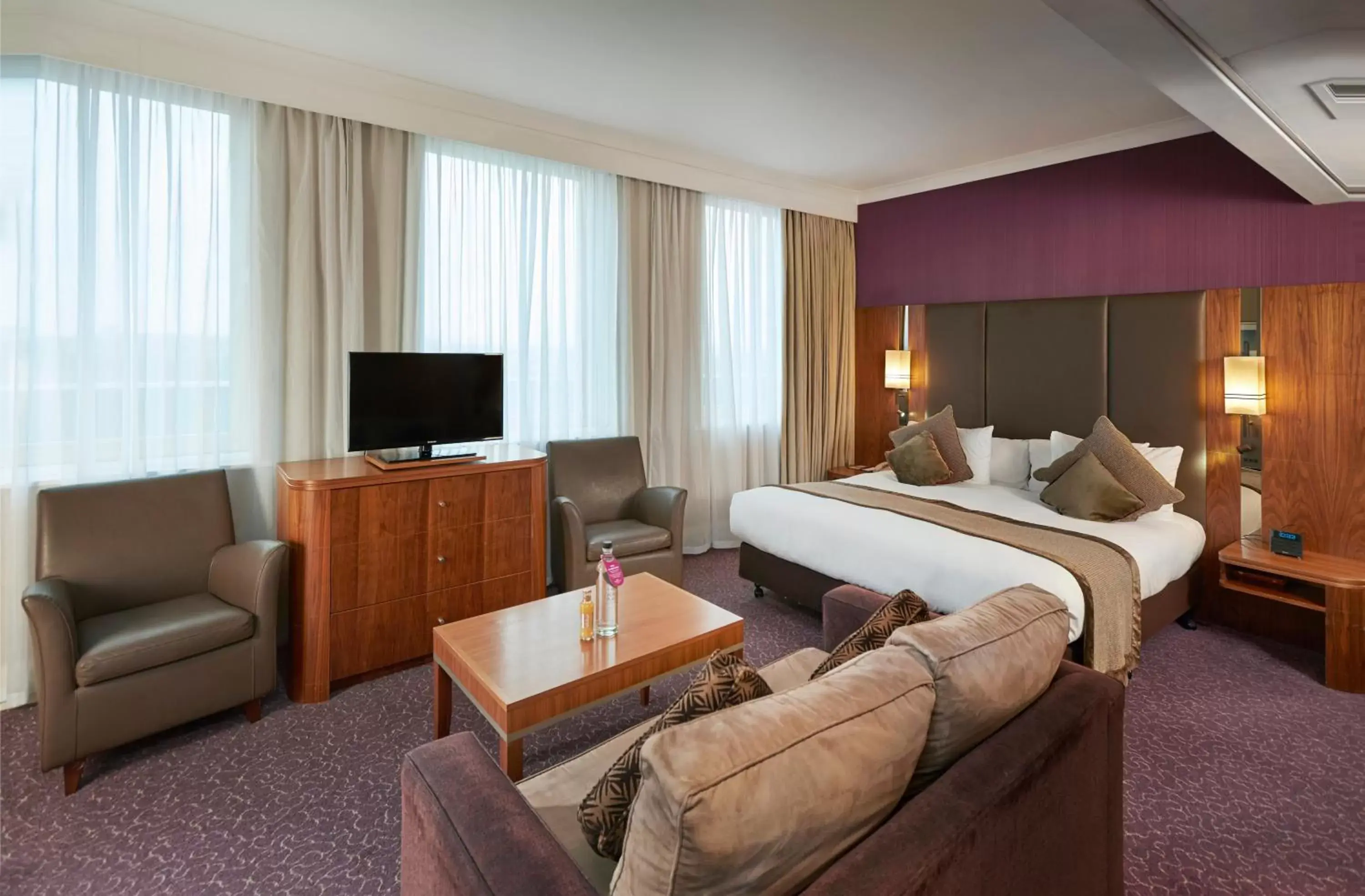Photo of the whole room in Crowne Plaza London Ealing, an IHG Hotel