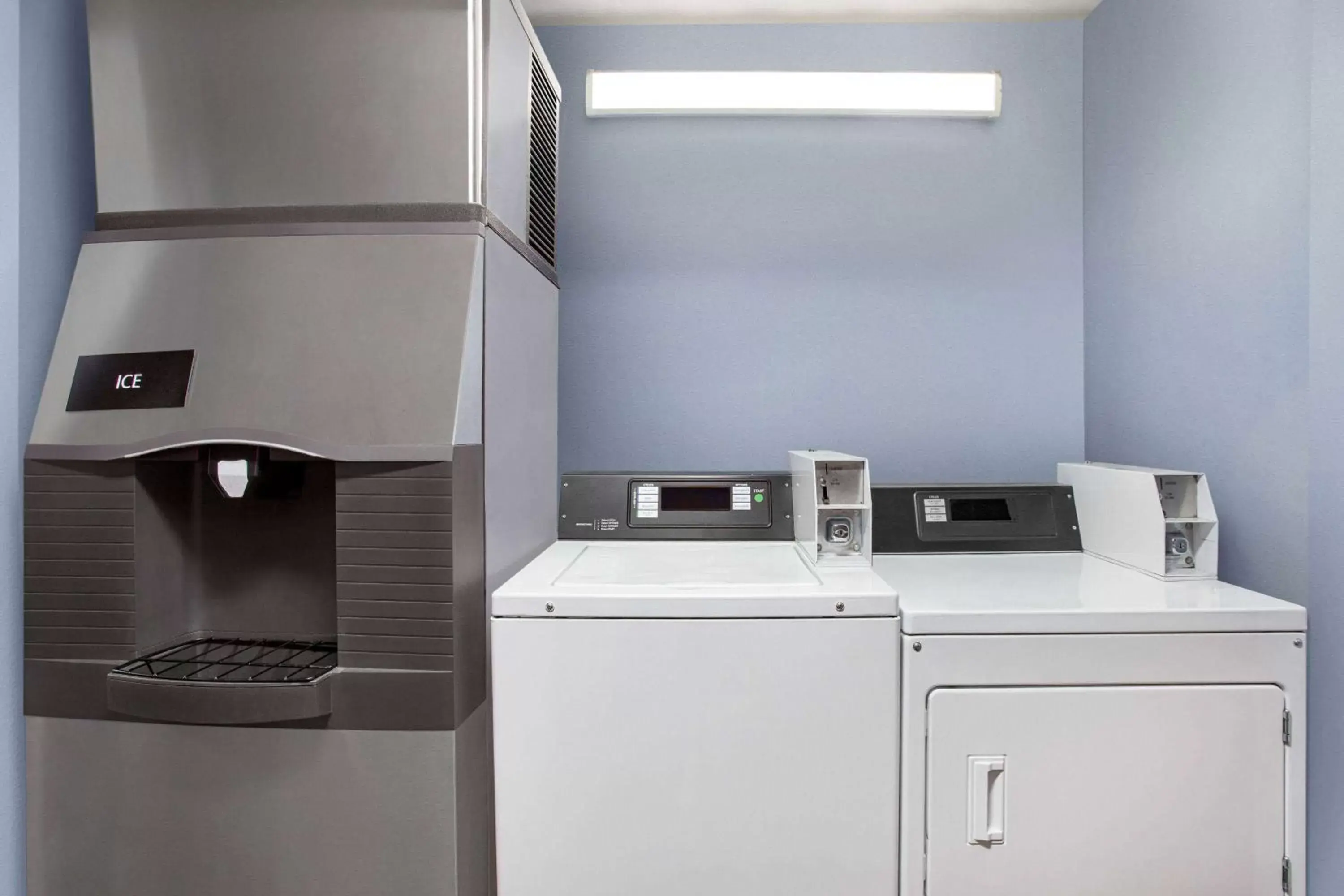 laundry, Kitchen/Kitchenette in Super 8 by Wyndham Lenexa Overland Park Area/Mall Area