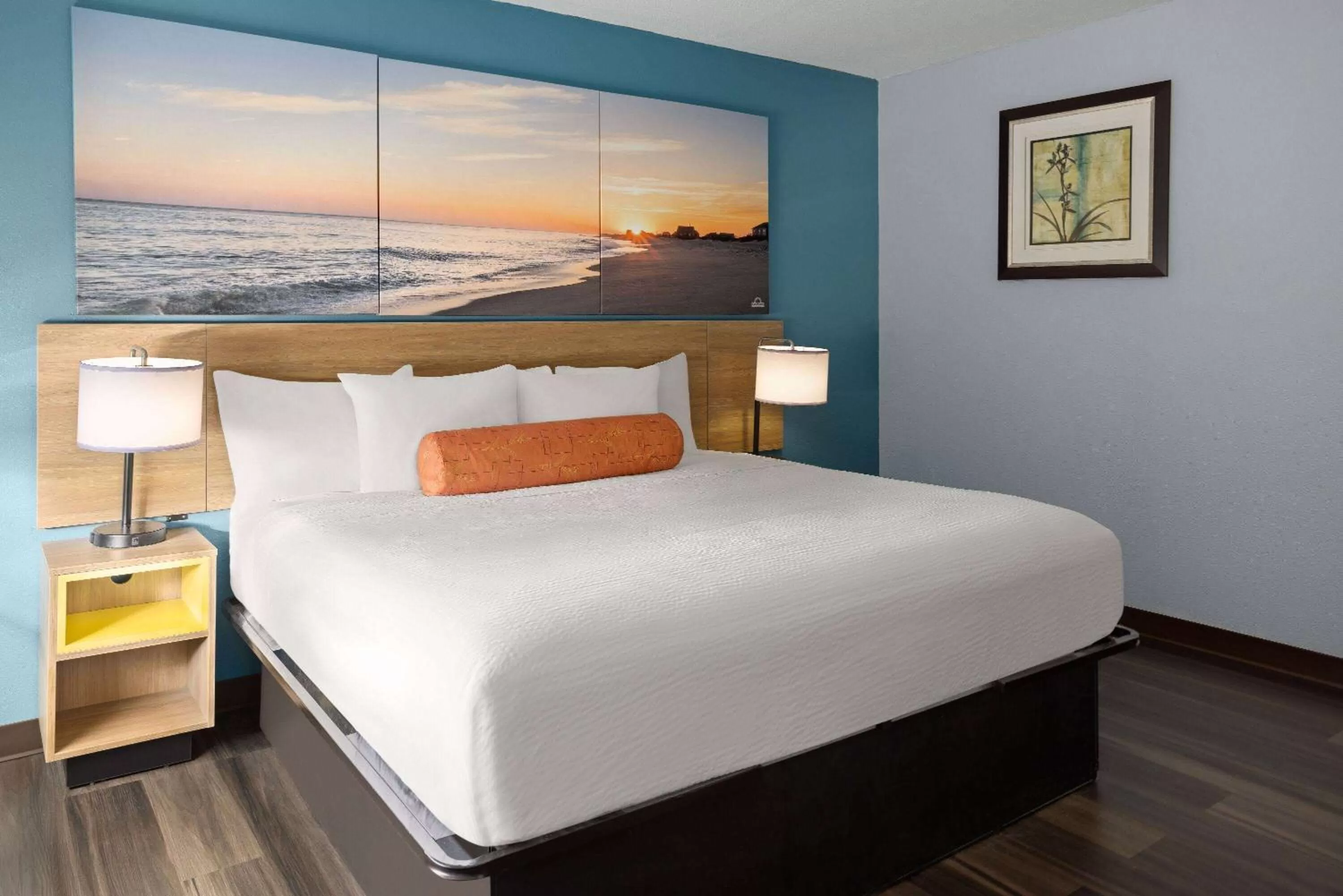 Photo of the whole room, Bed in Days Inn by Wyndham Queensbury/Lake George