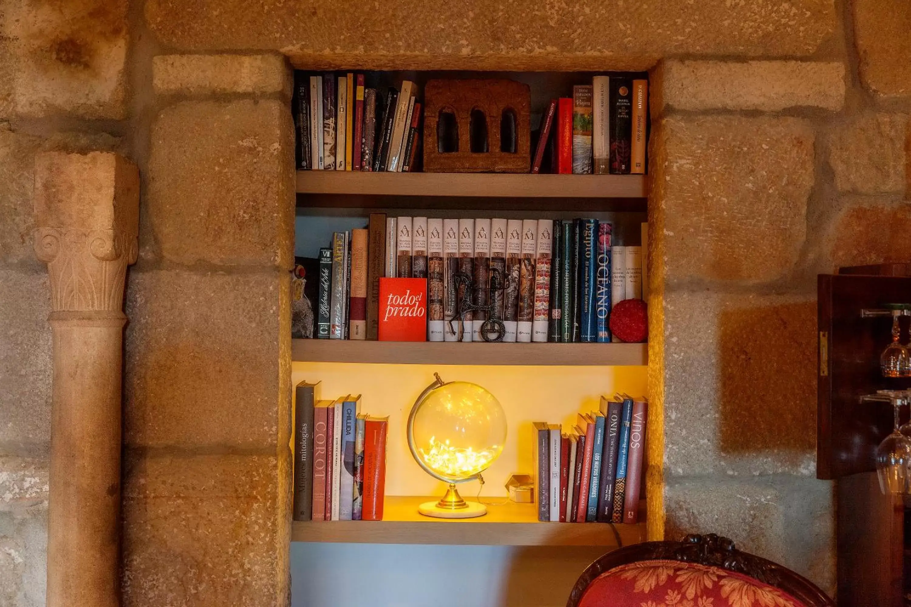 Communal lounge/ TV room, Library in CASA RECTORAL DE SAN EUSEBIO