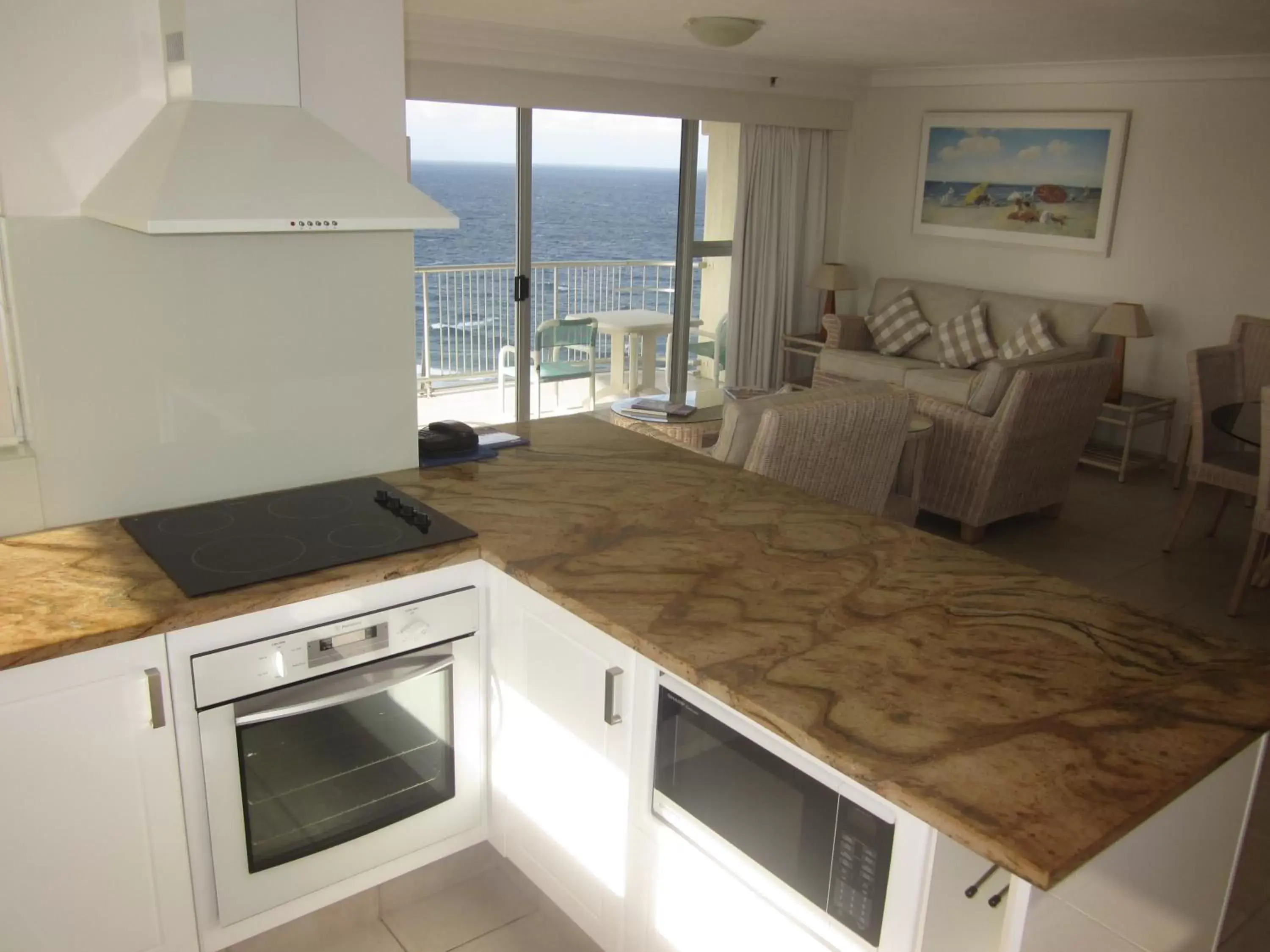Balcony/Terrace, Kitchen/Kitchenette in Talisman Apartments
