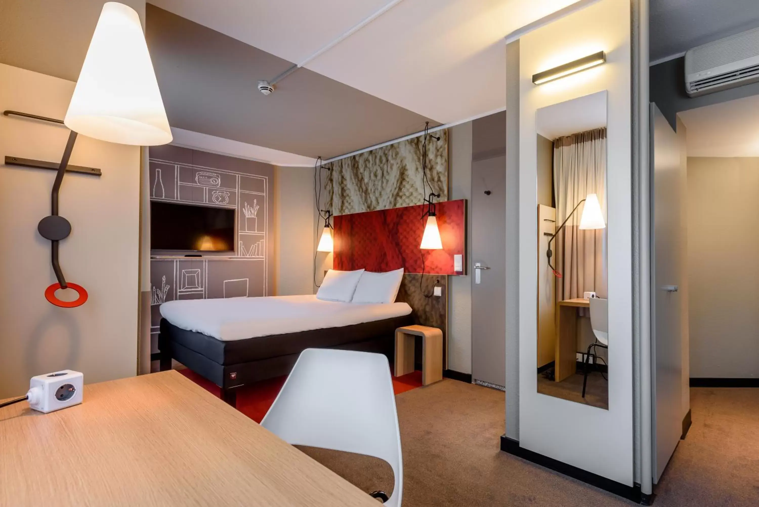 Photo of the whole room, Bed in ibis Frankfurt Centrum
