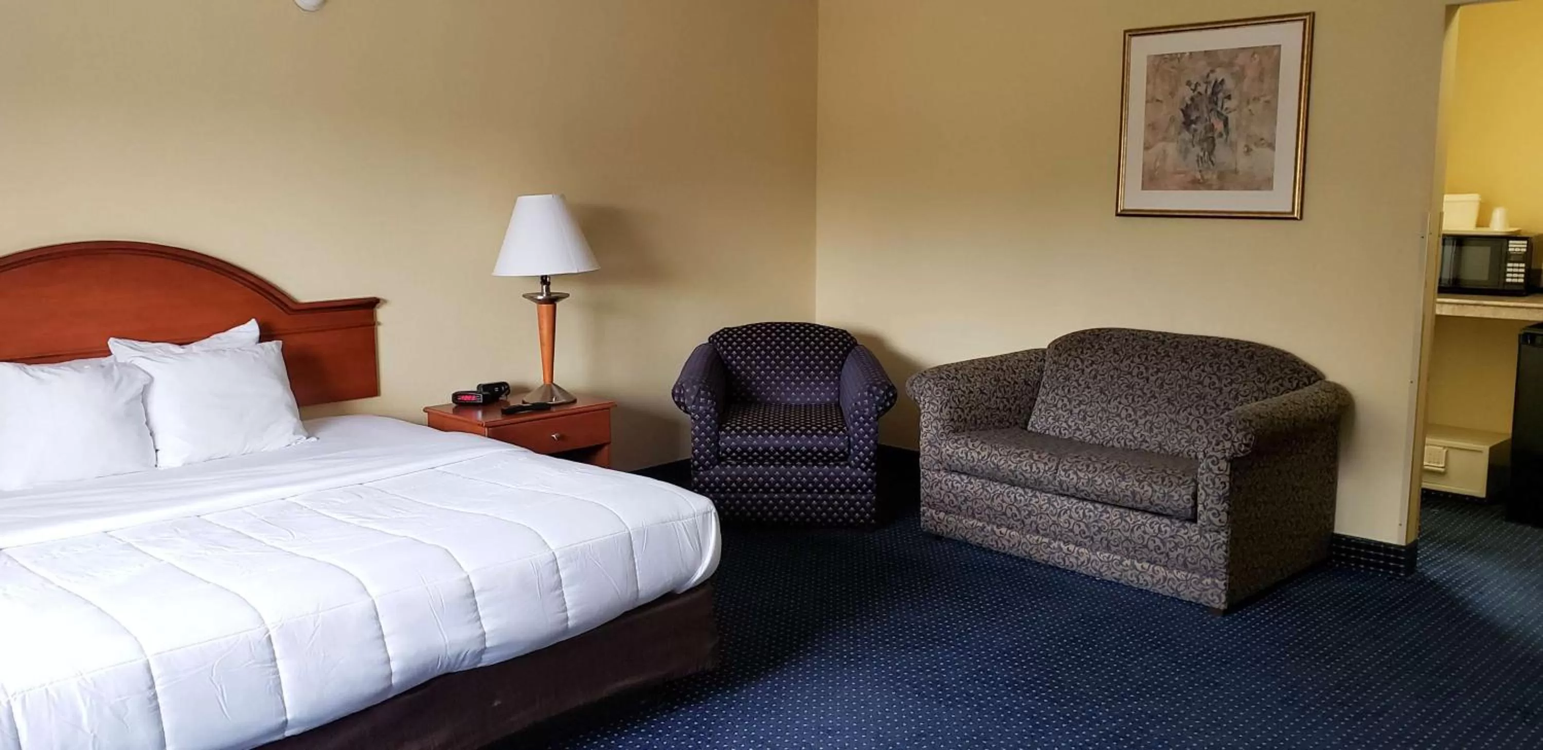 King Room - Disability Access - Non-Smoking in Motel 6 East Windsor, NJ Hightstown