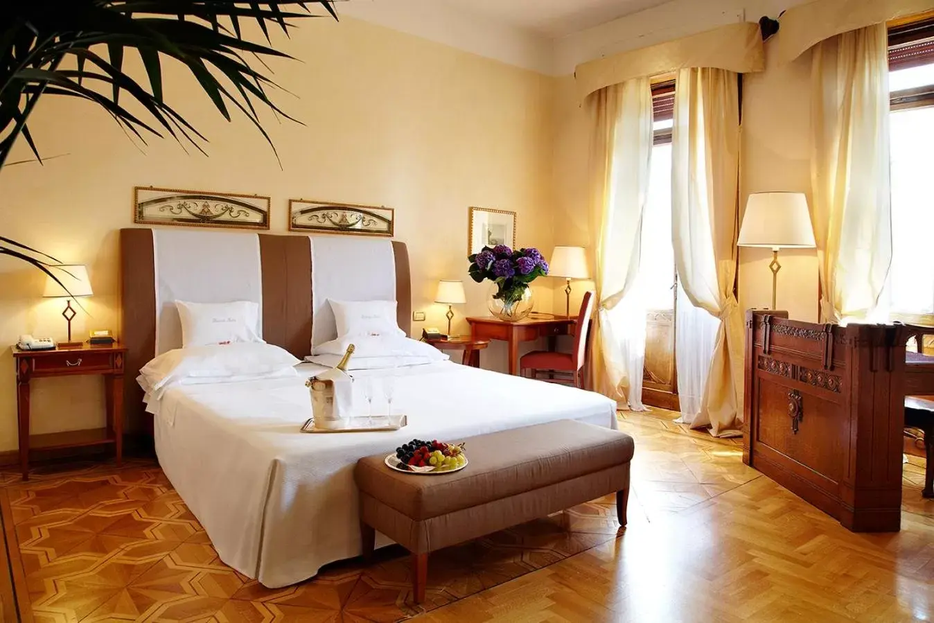 Deluxe Double Room with Balcony and Lake View in Hotel Laurin