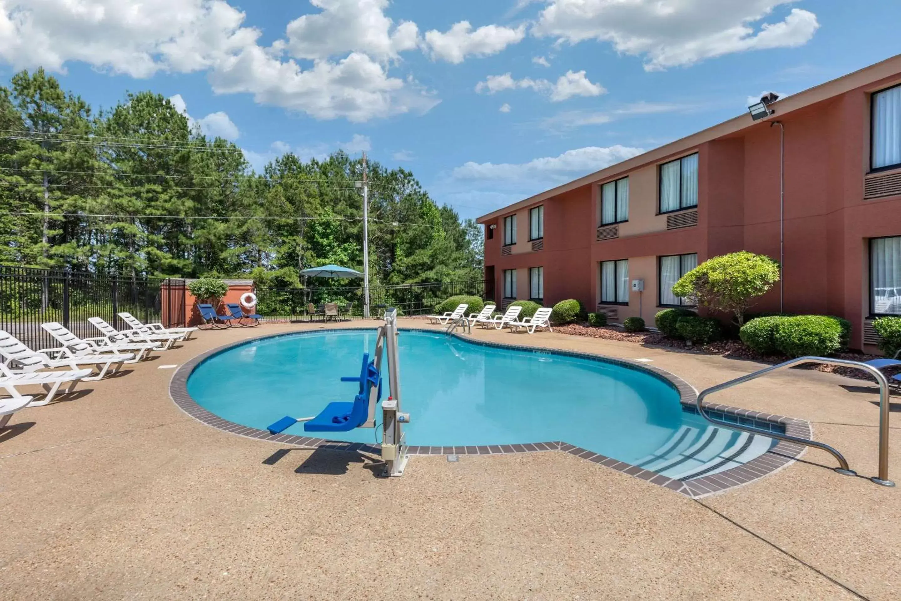 On site, Swimming Pool in Rodeway Inn Tuscaloosa near University