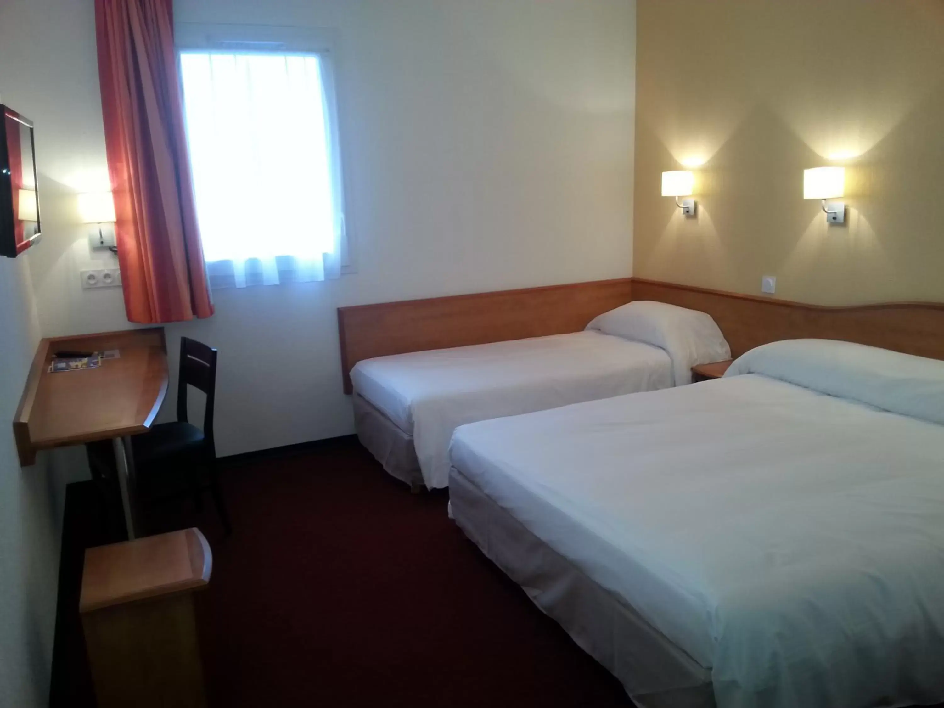 Photo of the whole room, Bed in Brit Hotel Confort Villeneuve Sur Lot