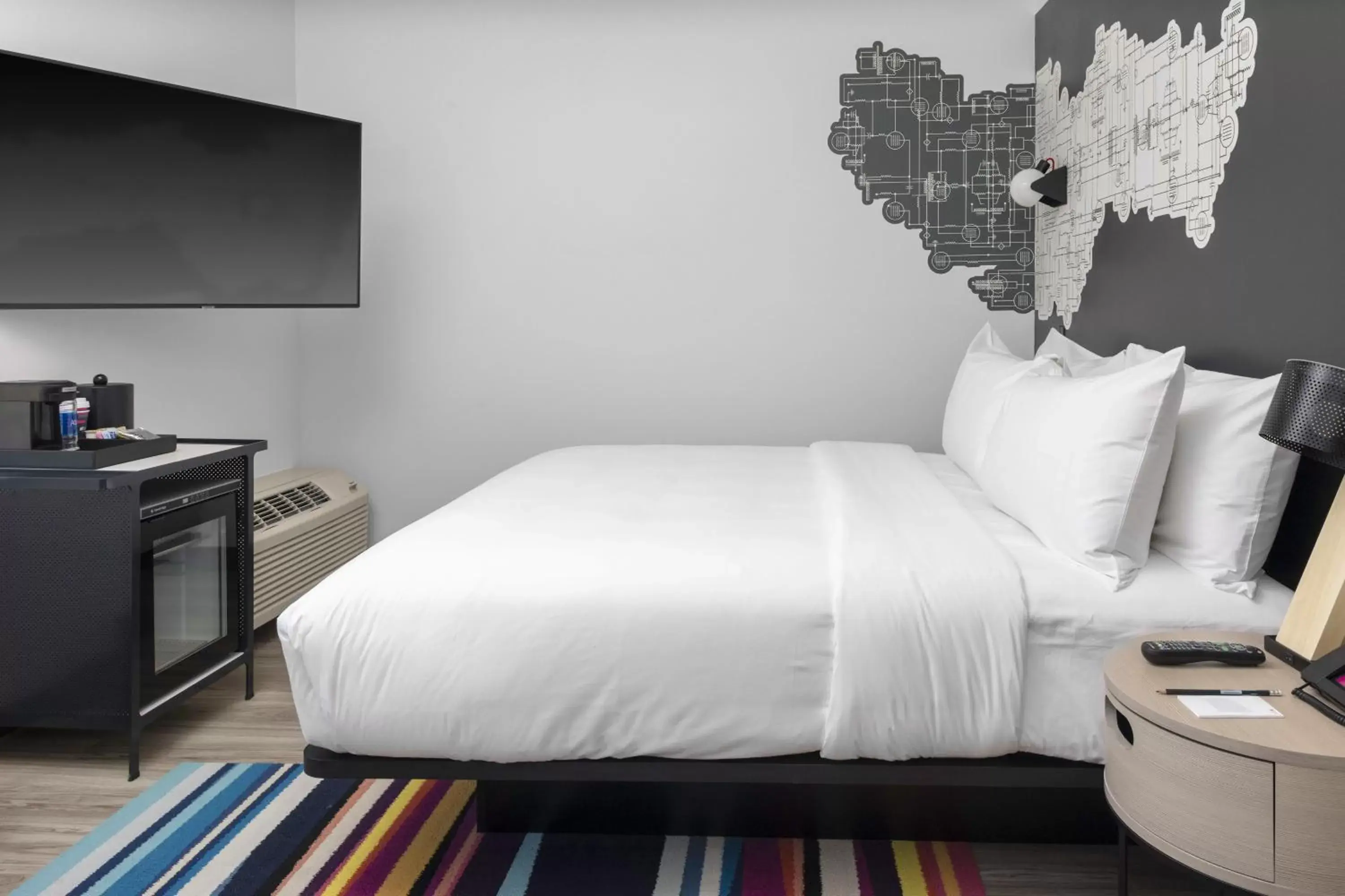 Photo of the whole room, Bed in Aloft Glendale at Westgate