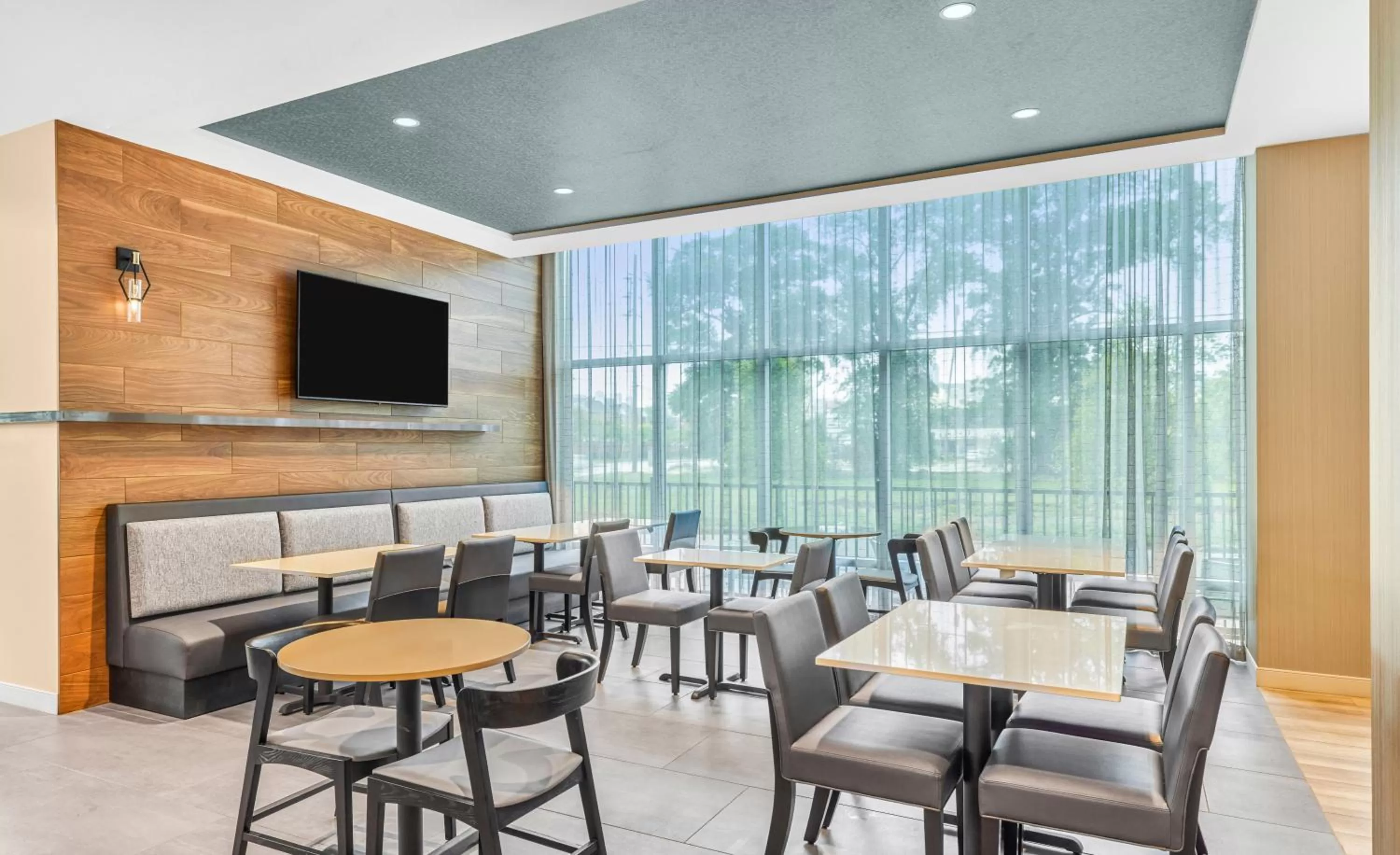 Dining area in Hyatt Place Houston Medical Center