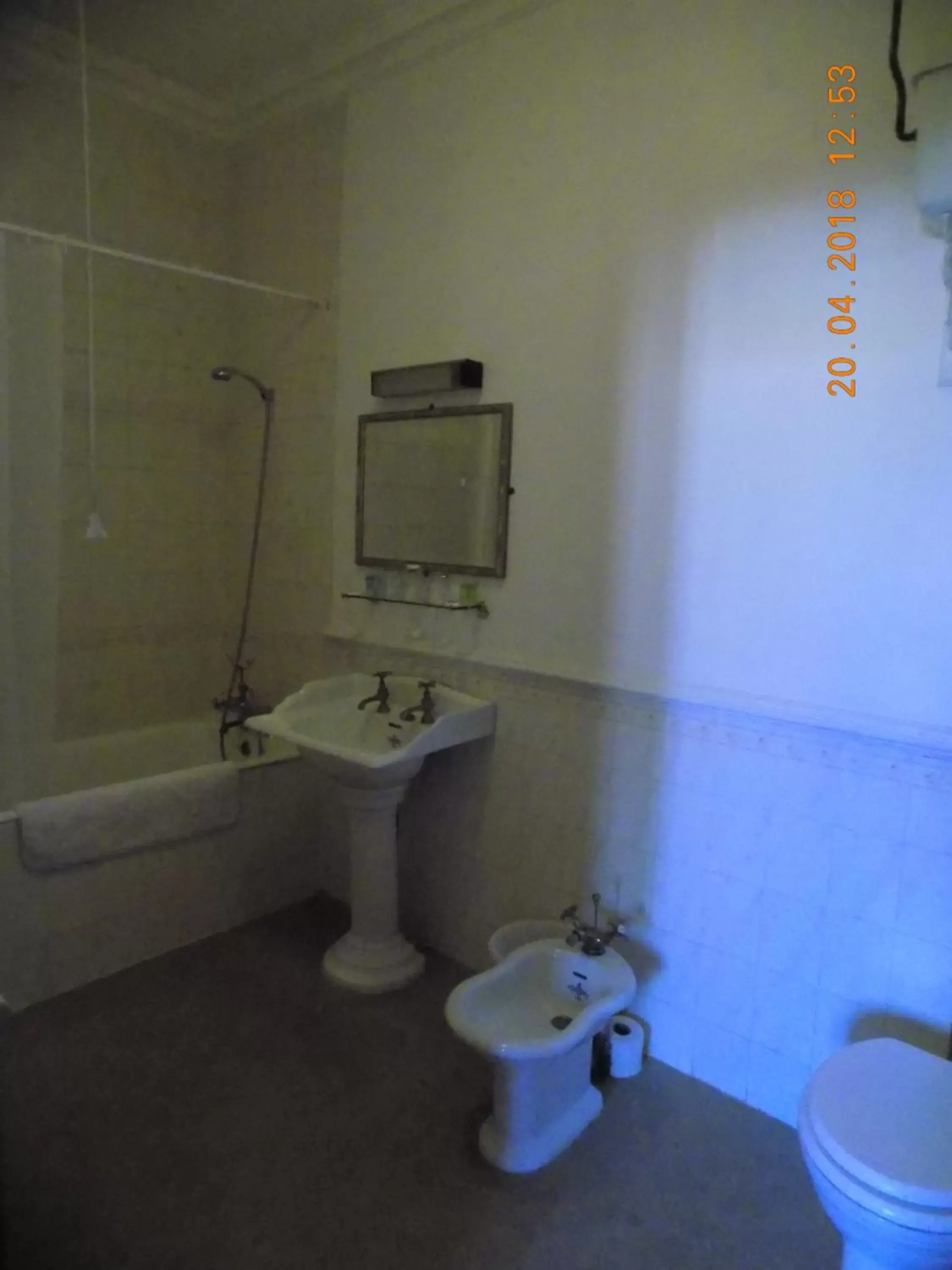 Bathroom in The Londesborough Arms bar with en-suite rooms