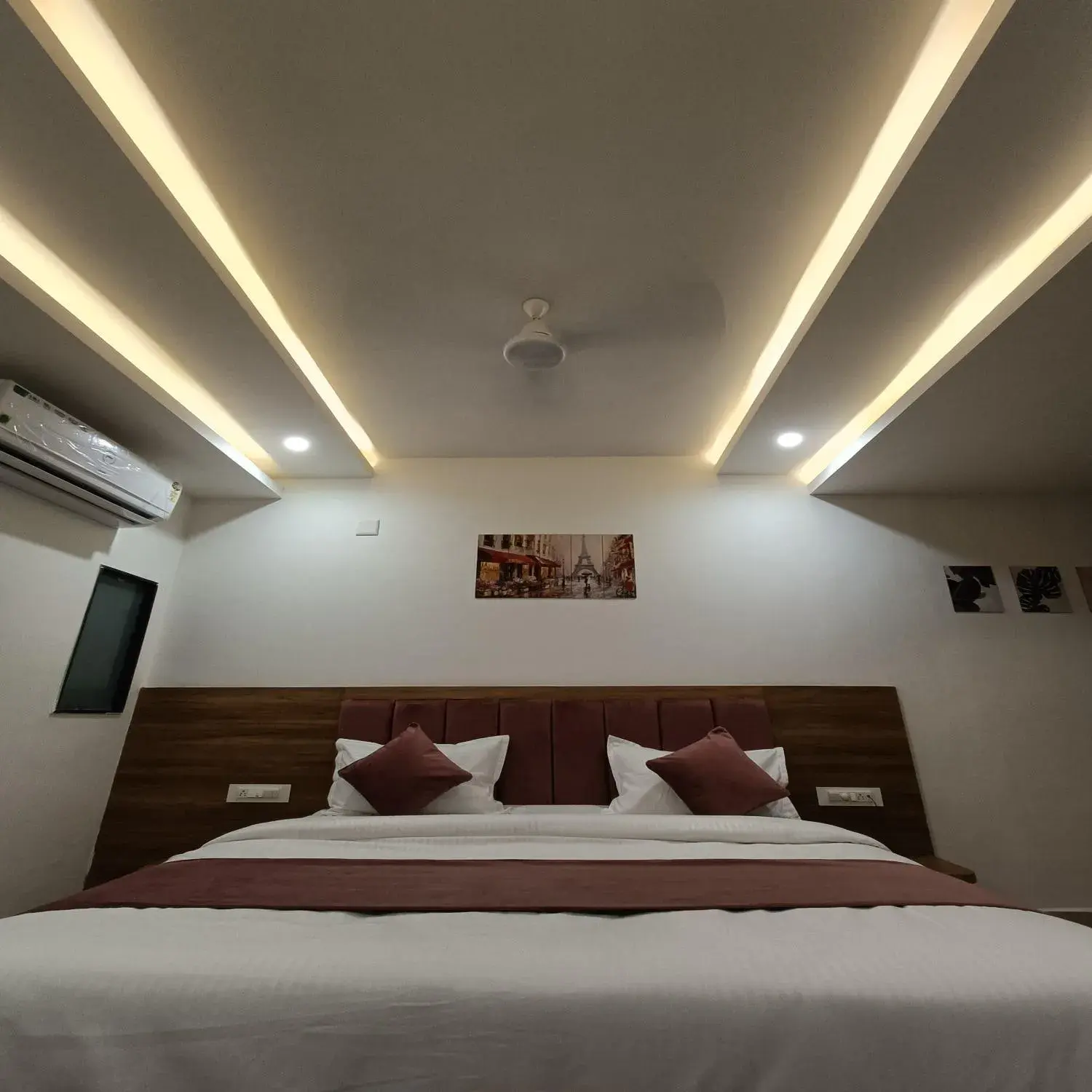 Bed in Hotel Raas Inn, New Hotel
