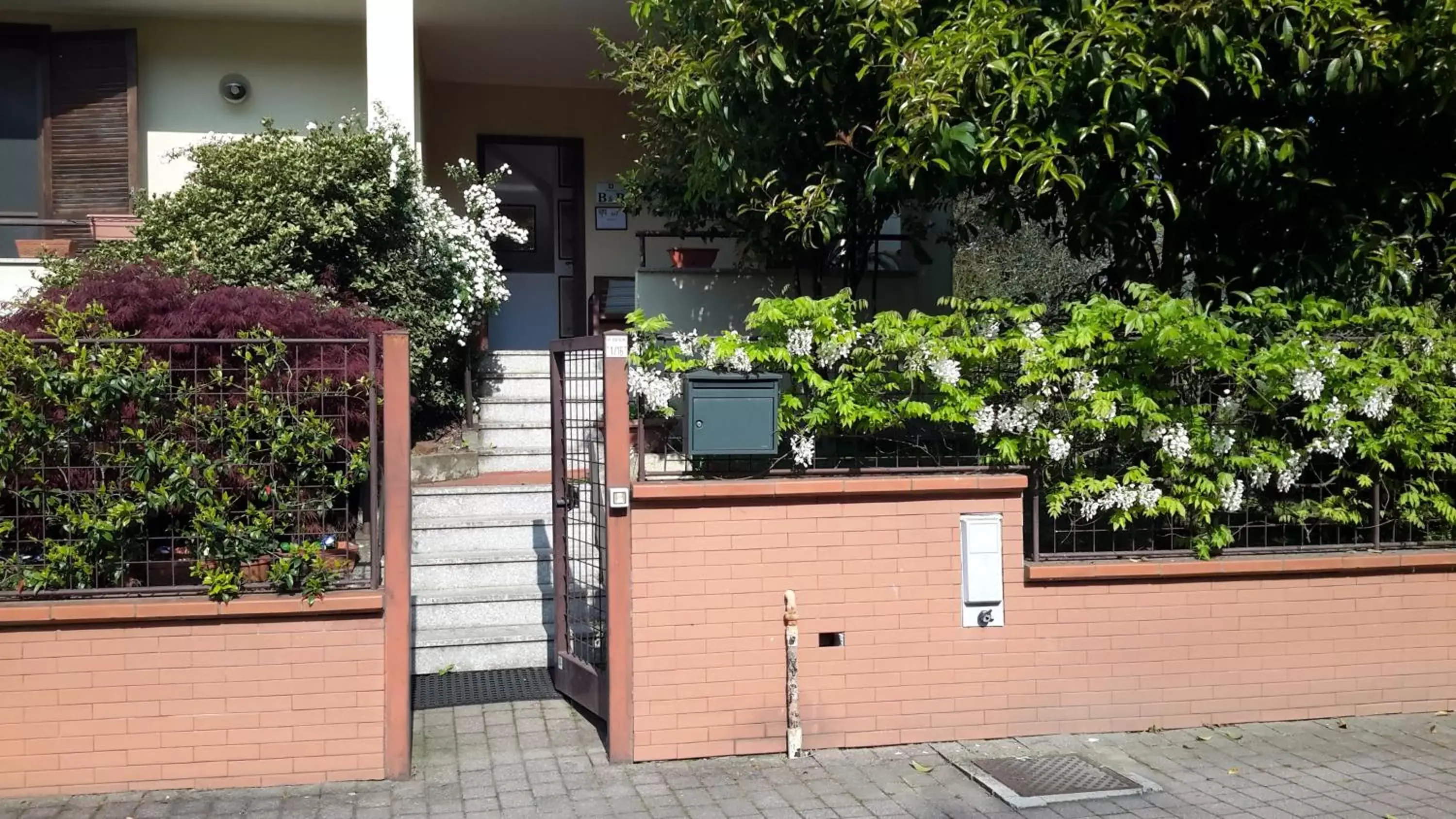 Facade/entrance in B&B Il Glicine di Basiglio