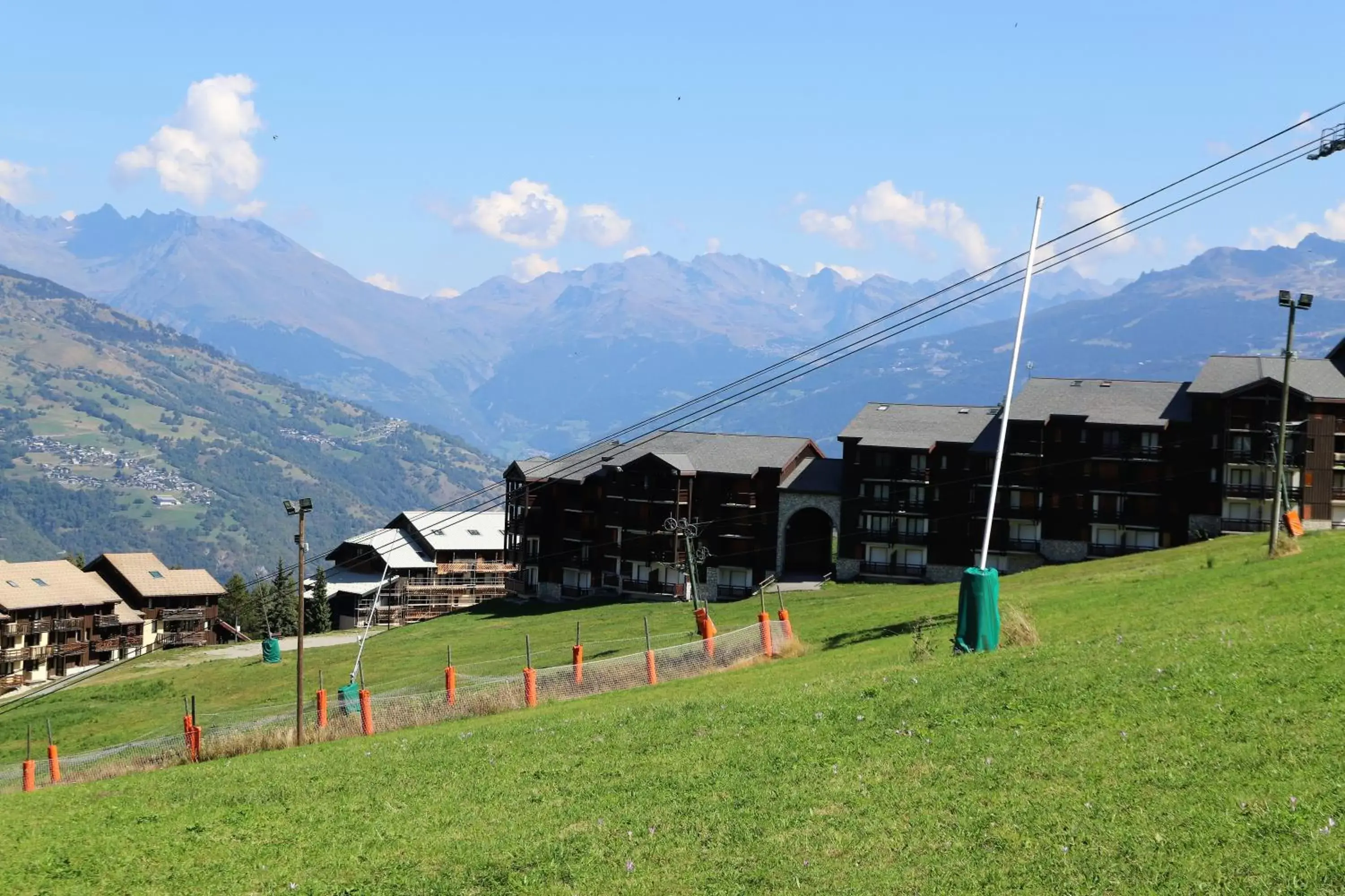 Nearby landmark, Property Building in SOWELL Family La Lauzière