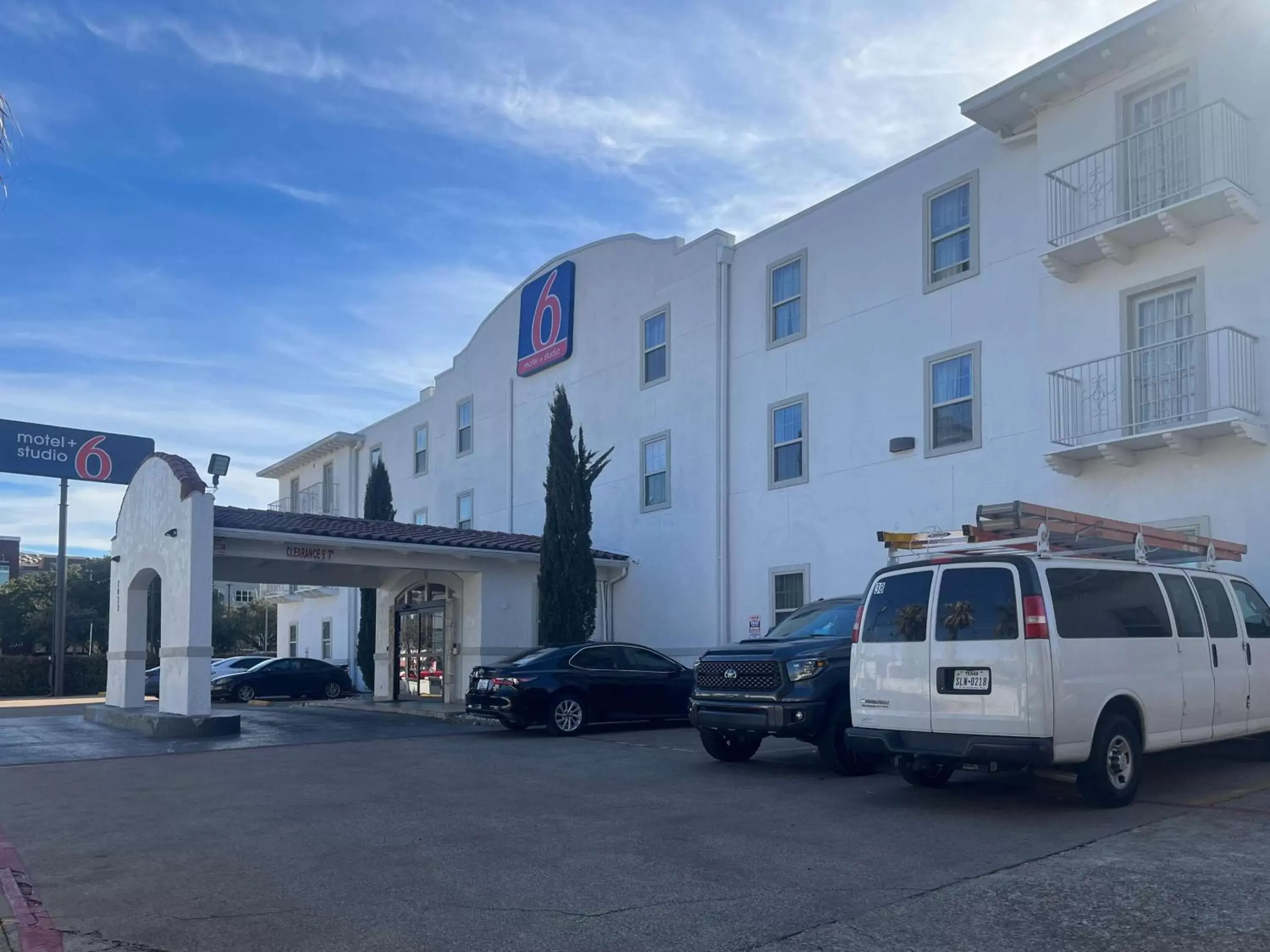 Property Building in Motel 6 Dallas TX Downtown