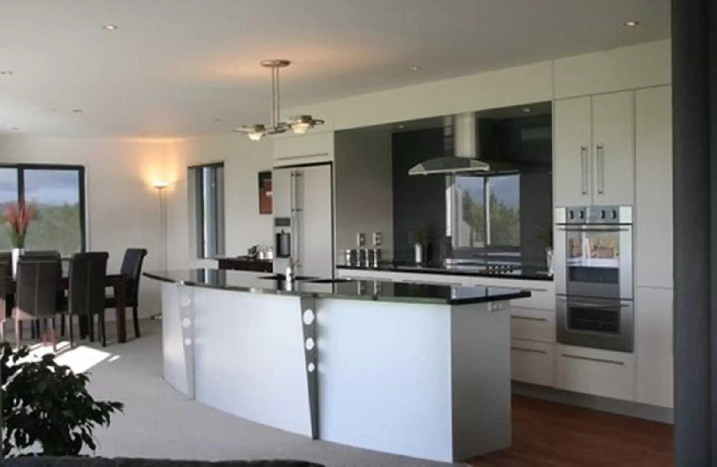 Dining area, Kitchen/Kitchenette in Hokonui Bed & Breakfast