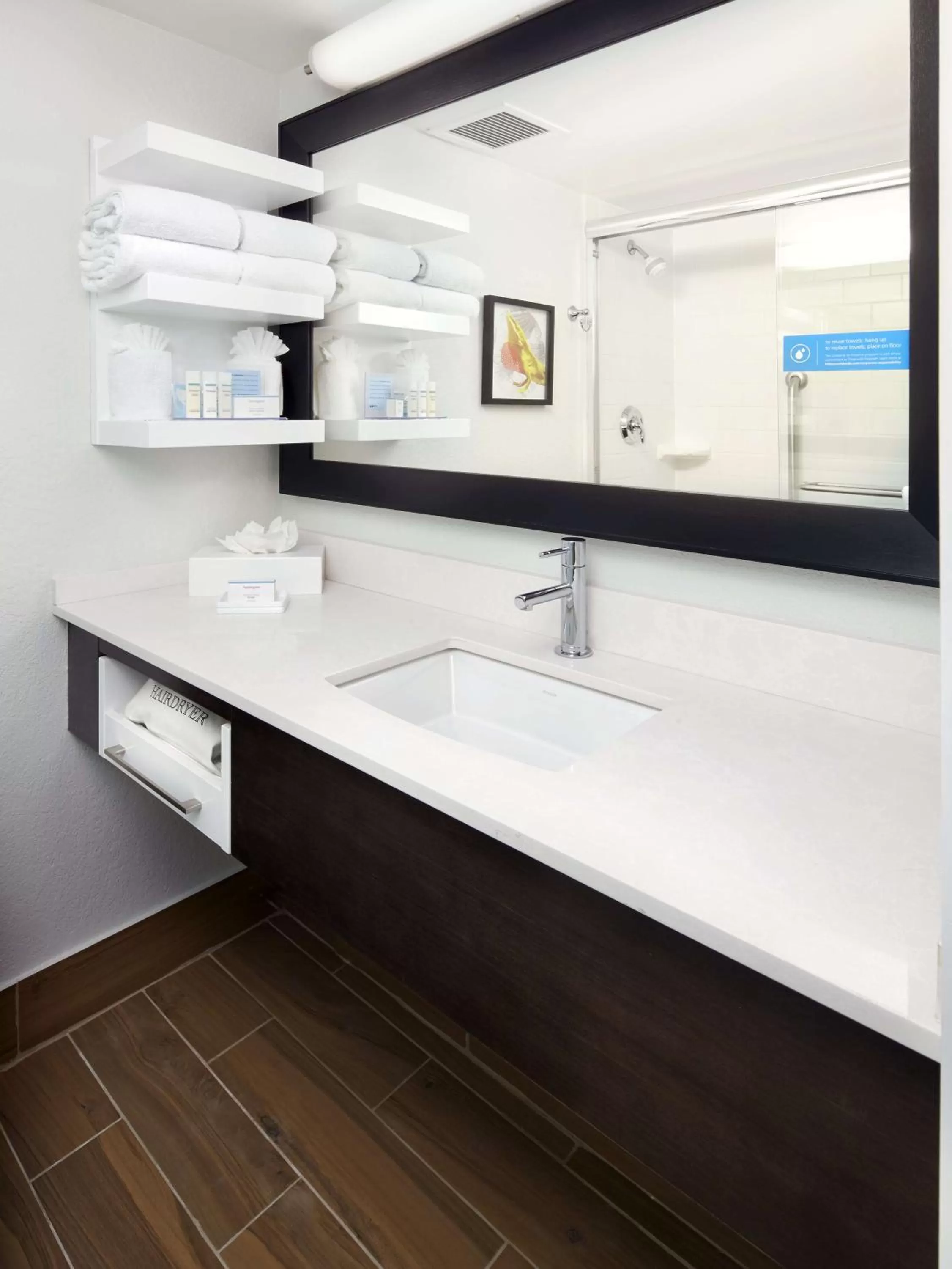 Bathroom in Hampton Inn Orlando Near Universal Blv/International Dr