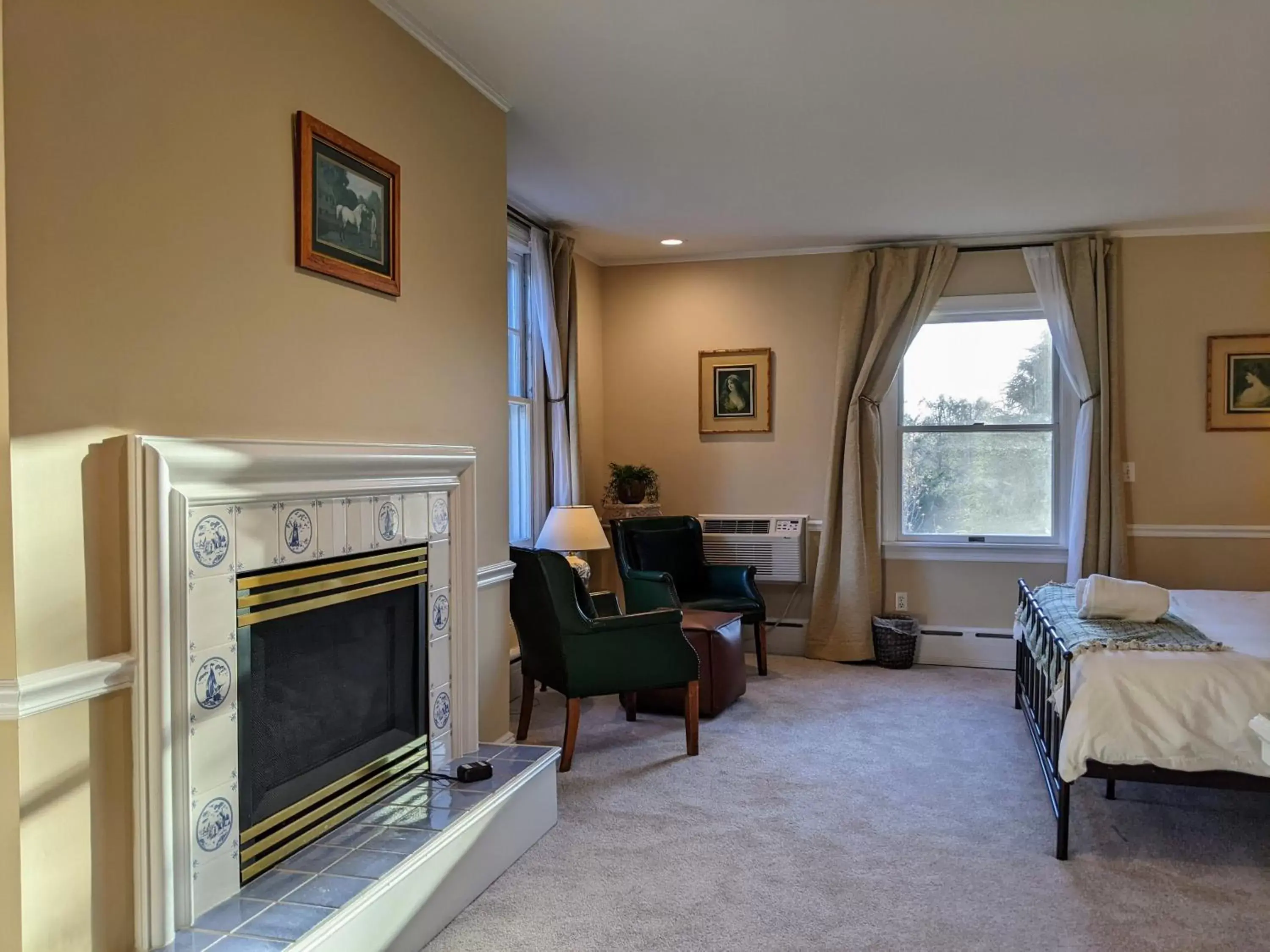 Seating area, TV/Entertainment Center in Stanton House Inn