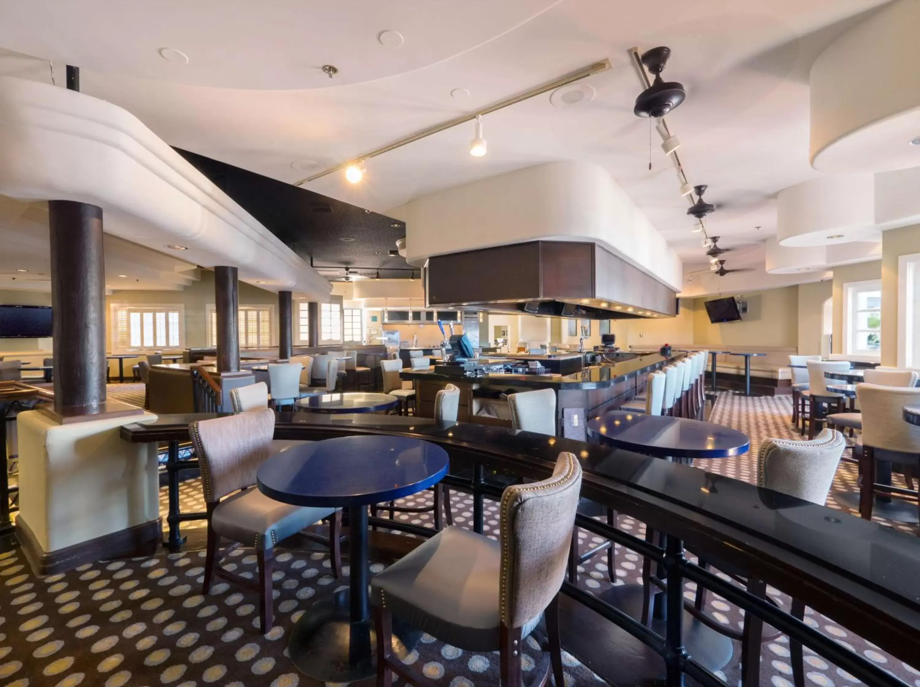 Lounge or bar, Restaurant/Places to Eat in Hilton Phoenix Airport