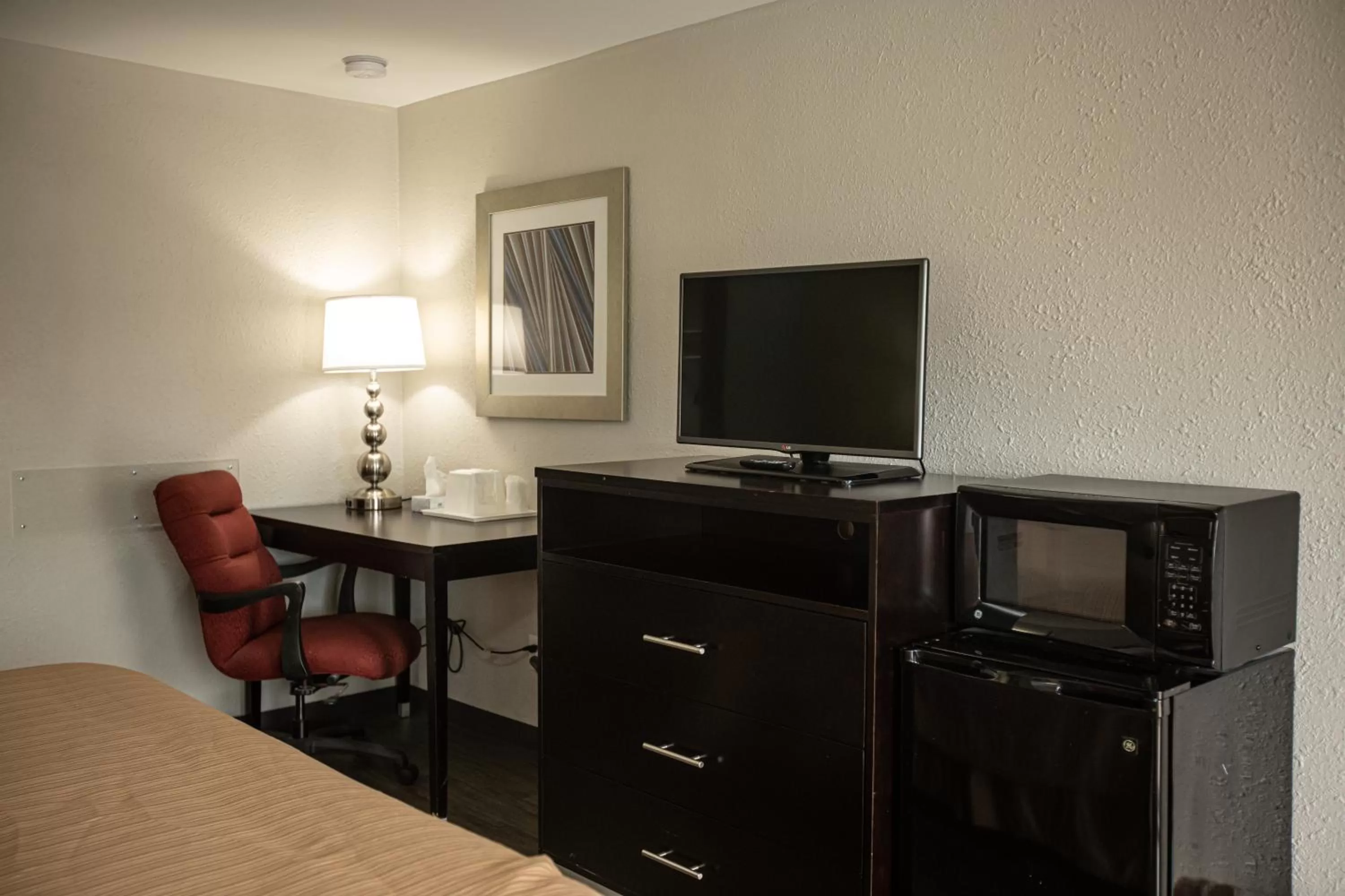 Photo of the whole room, Bed in Knights Inn Mount Airy