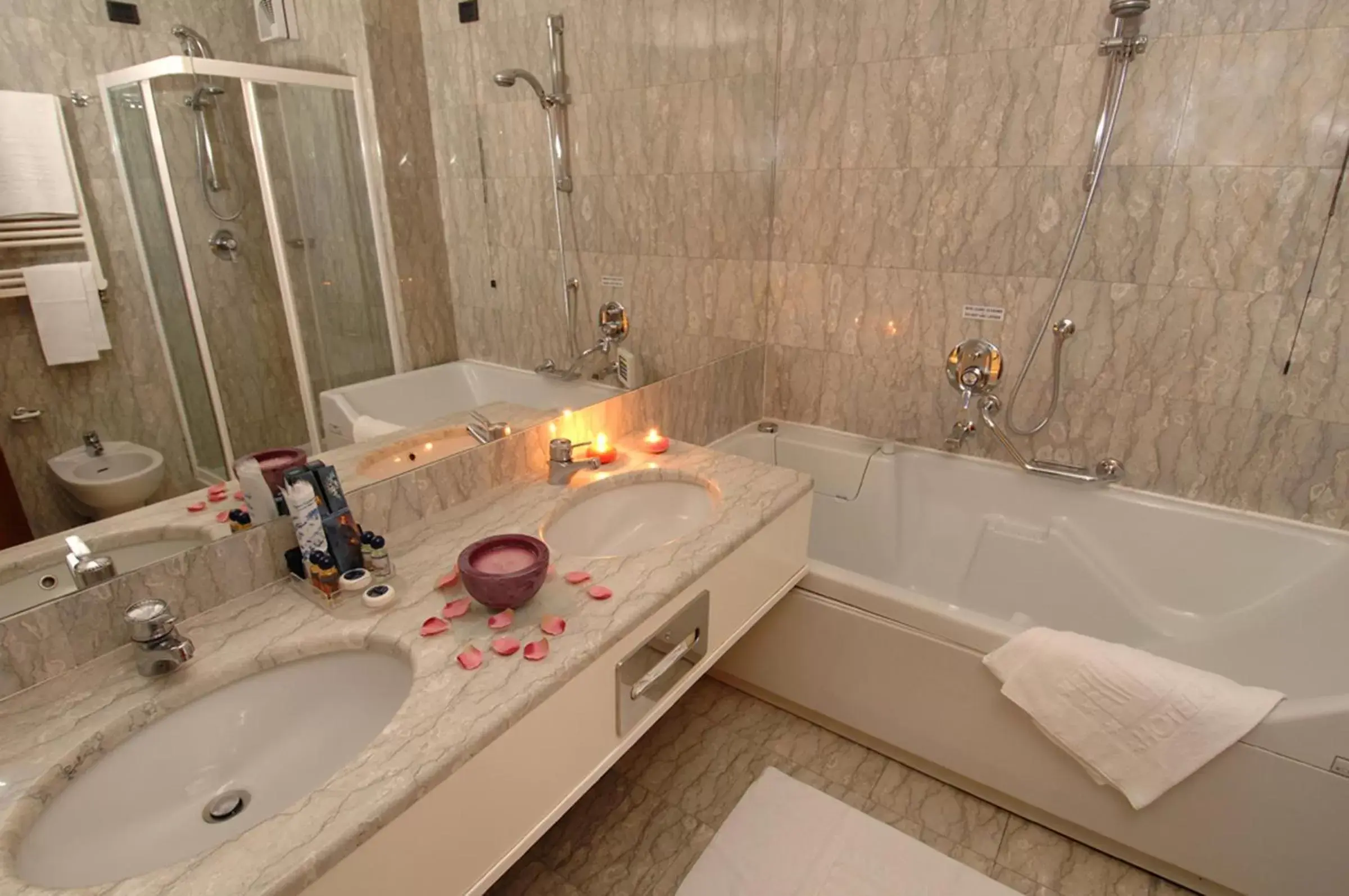 Hot Tub, Bathroom in Abacus Hotel